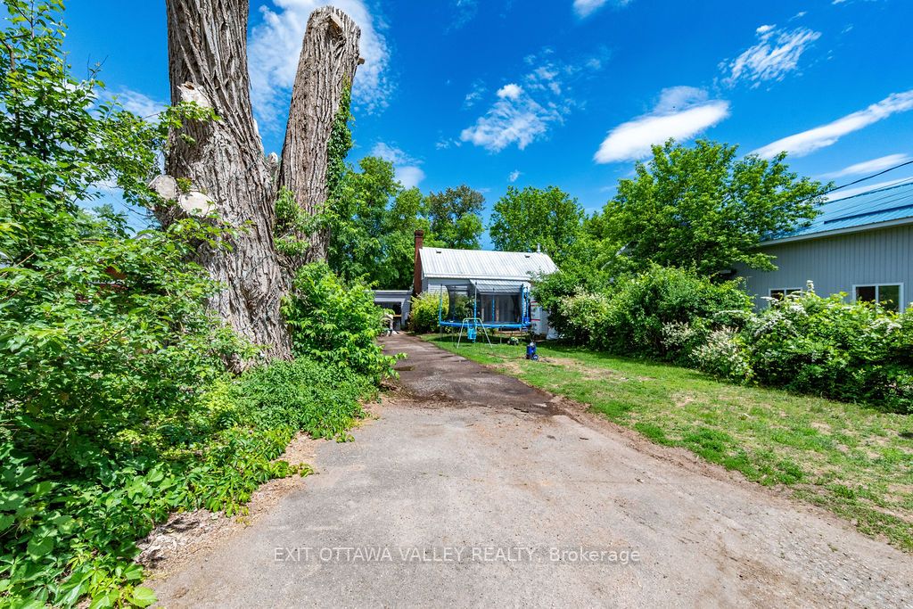 815 Pembroke Street W - Photo 4