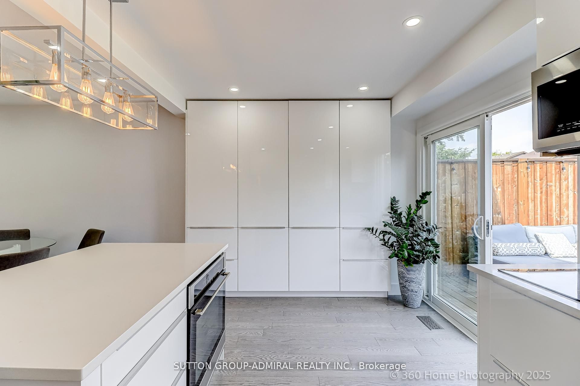 709 Greycedar Crescent