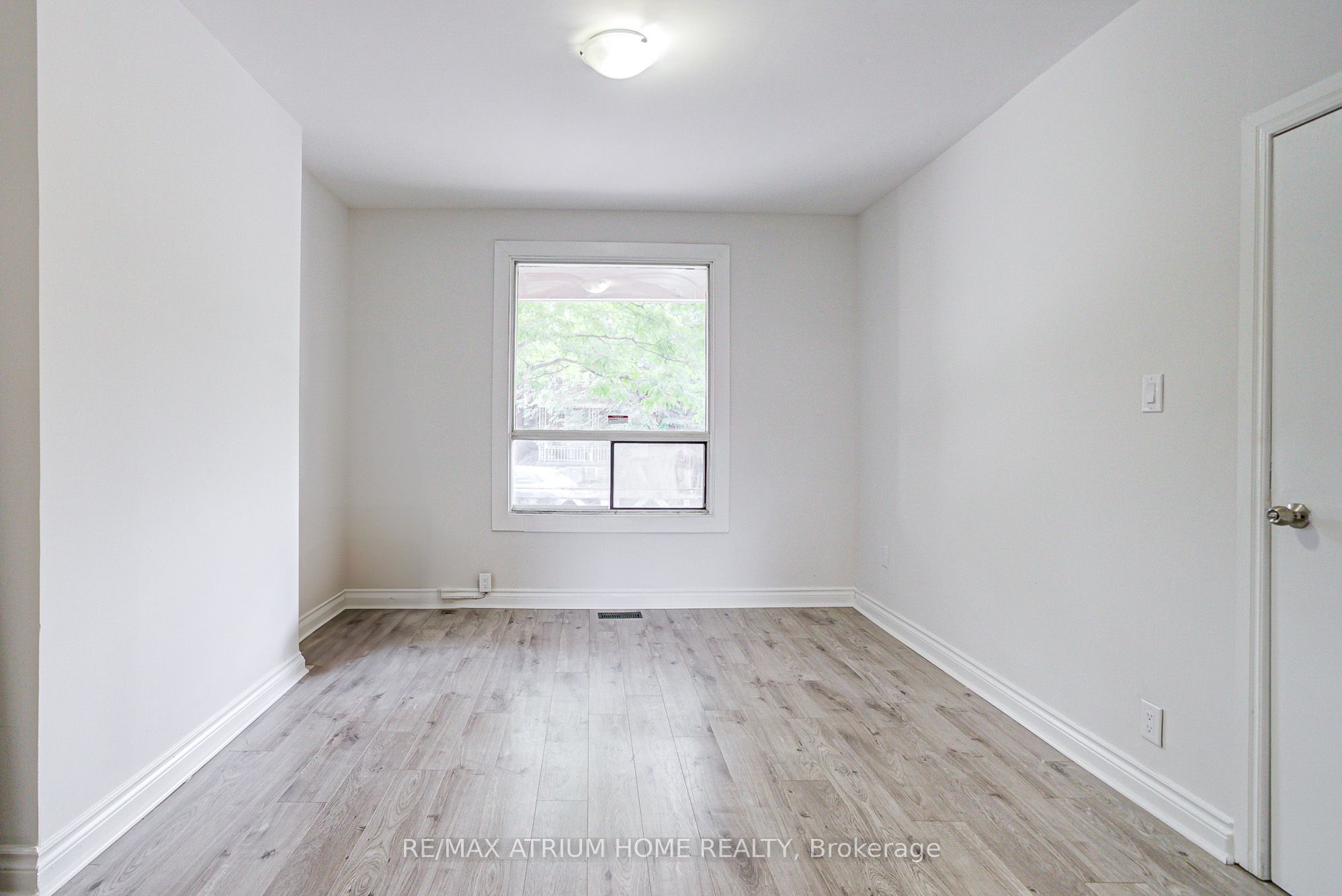 1000 Dundas Street W