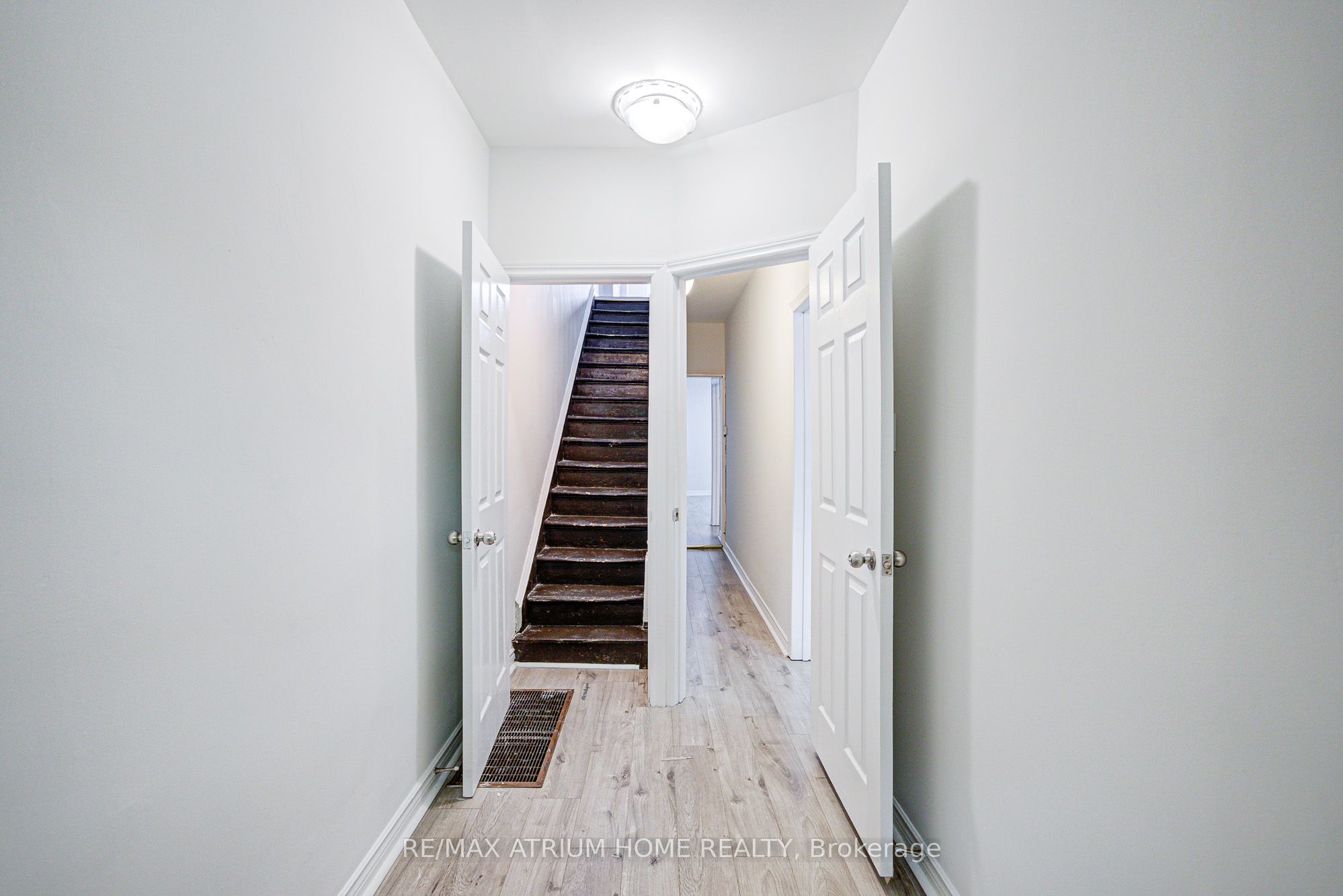 1000 Dundas Street W