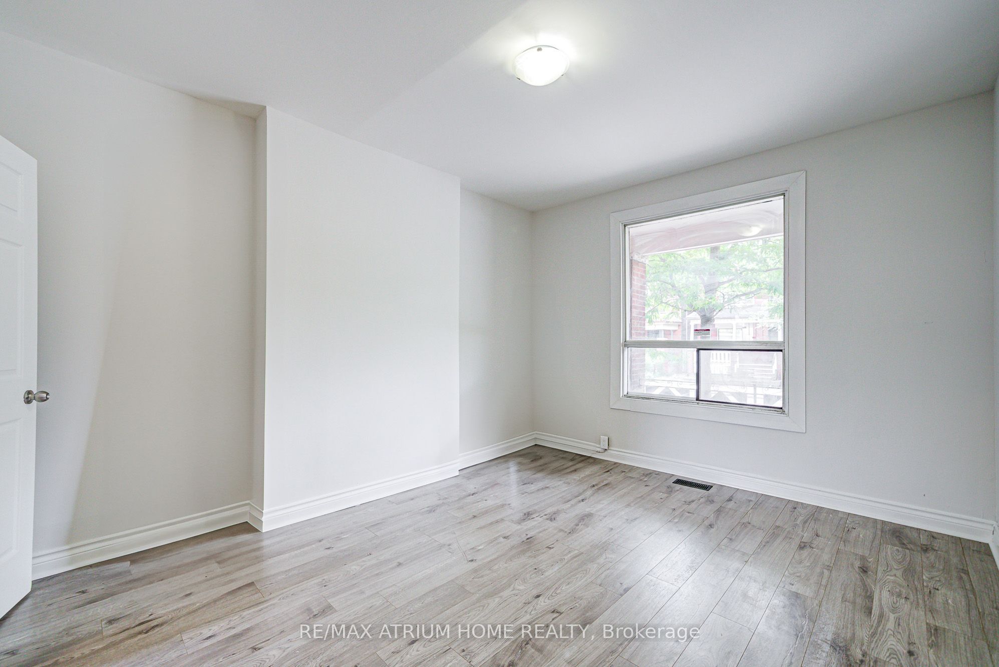 1000 Dundas Street W