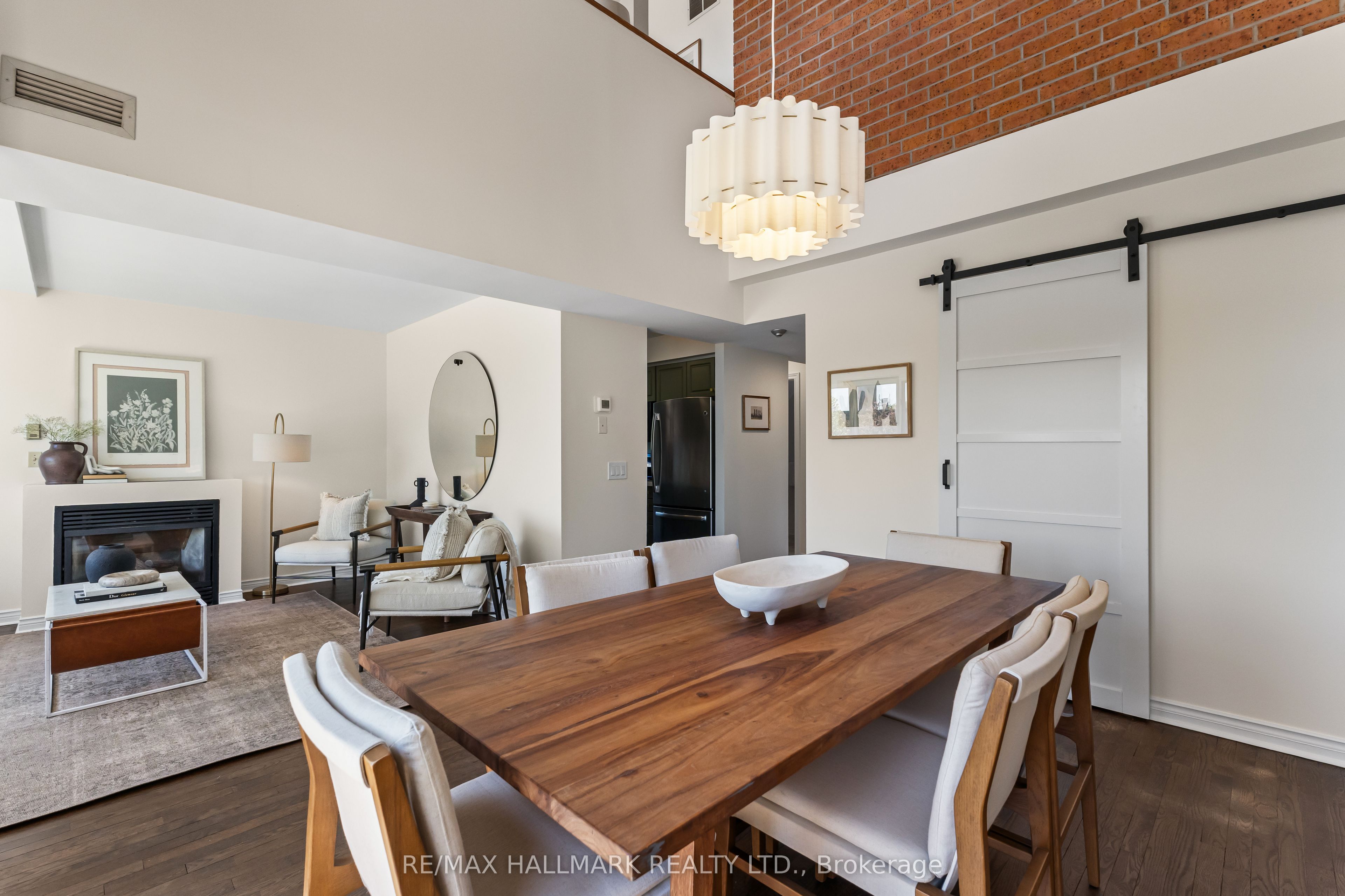 1941 Queen Street E 305