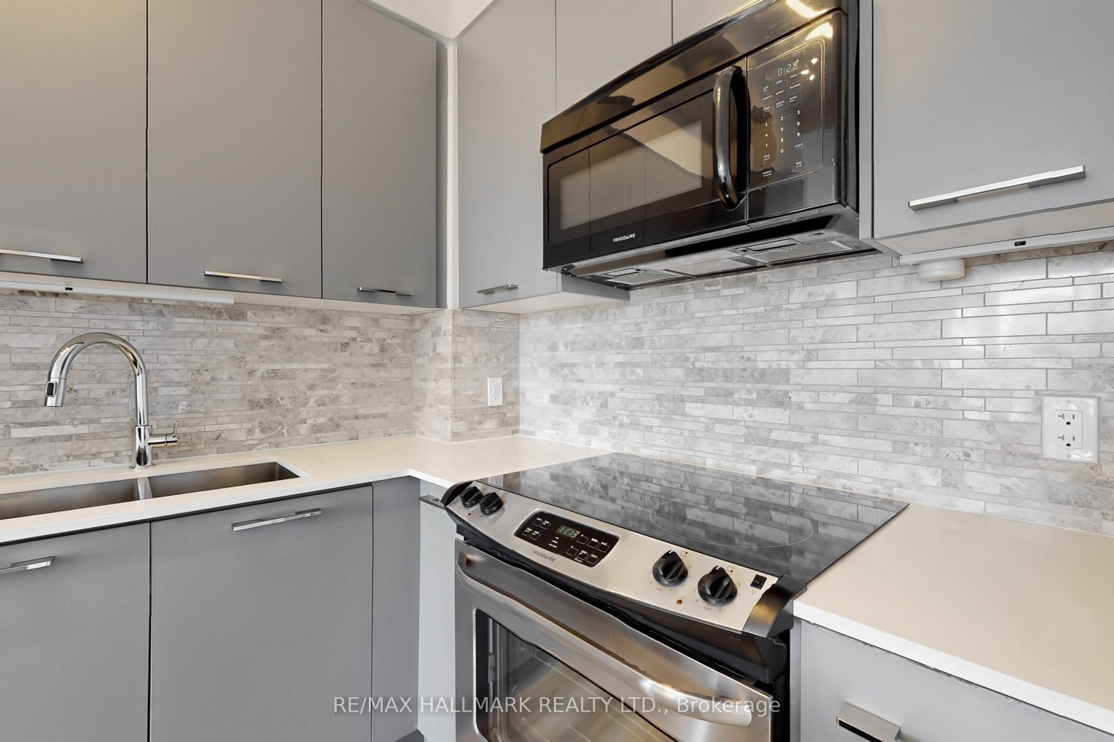 9471 Yonge Street 327