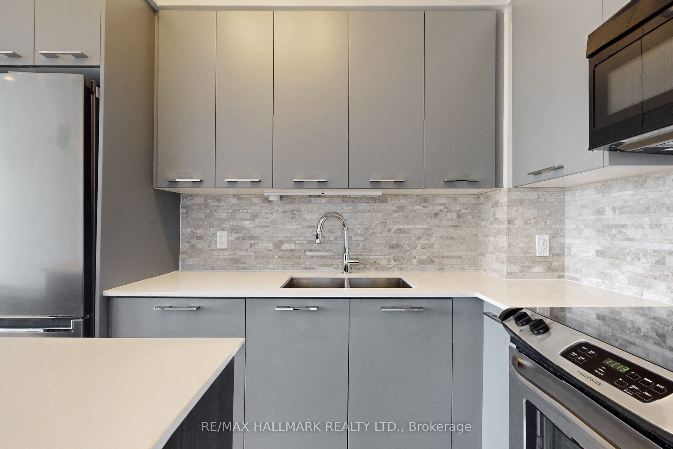 9471 Yonge Street 327