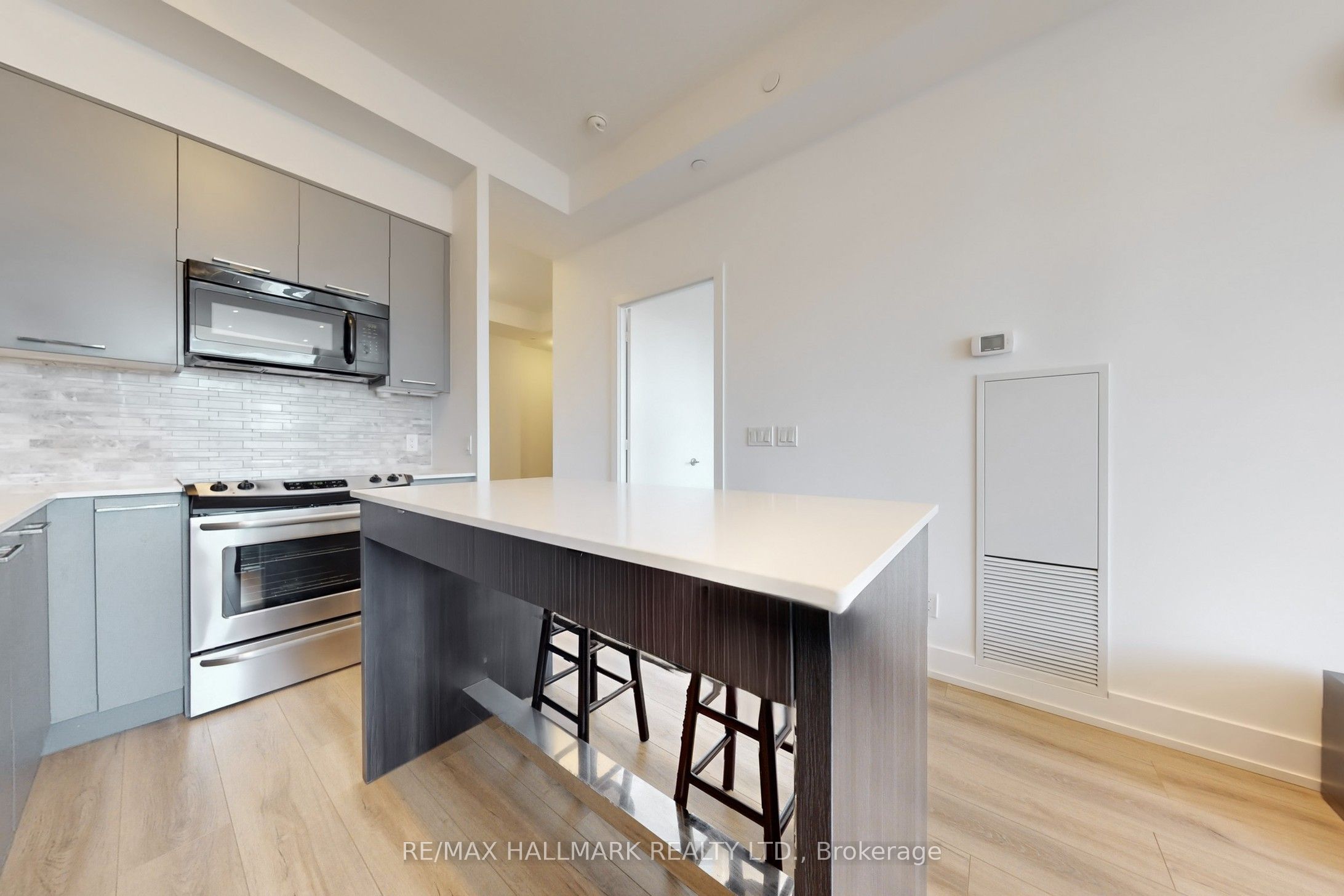 9471 Yonge Street 327