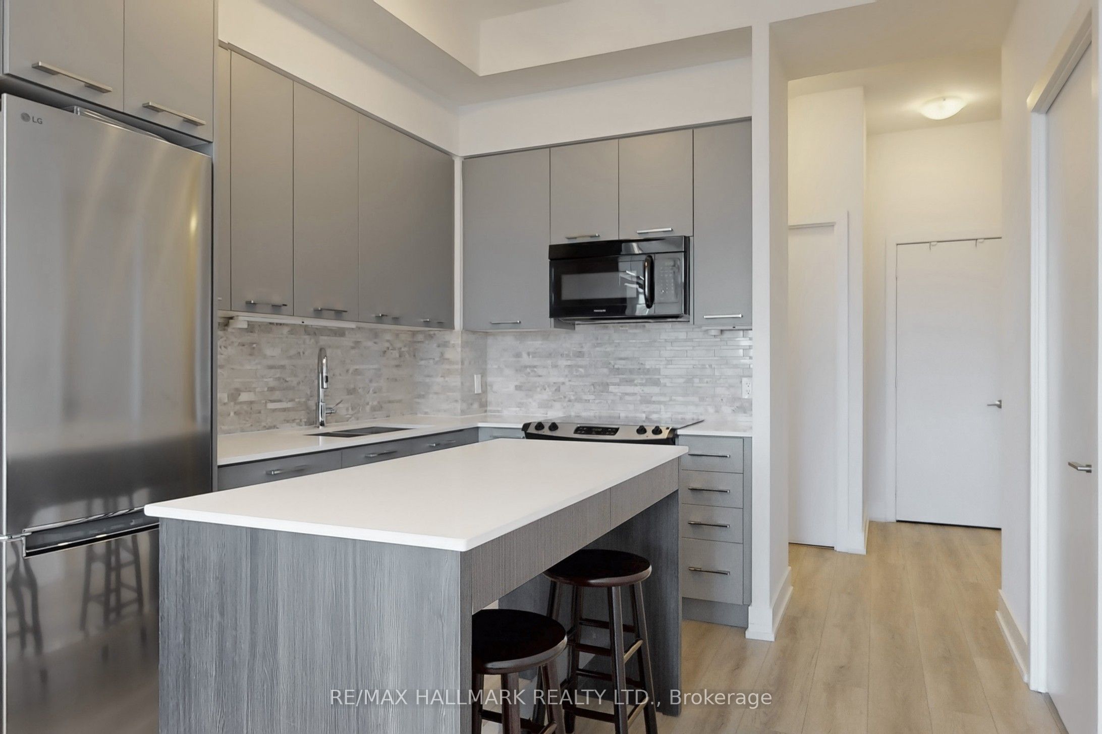 9471 Yonge Street 327