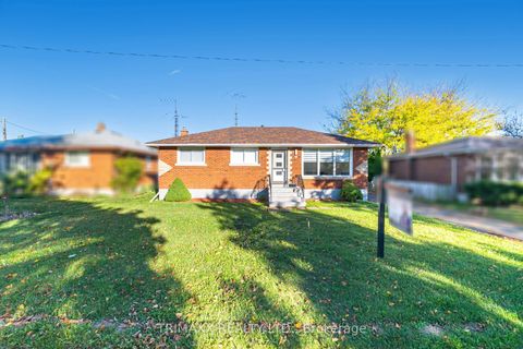 Photo of 60 Parkdale Drive, Thorold, ON L2V 2N6 (MLS # X12468946)