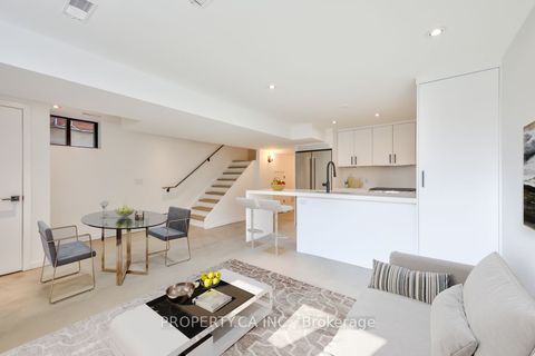 572 Palmerston Avenue Lower Toronto ON M6G 2P7