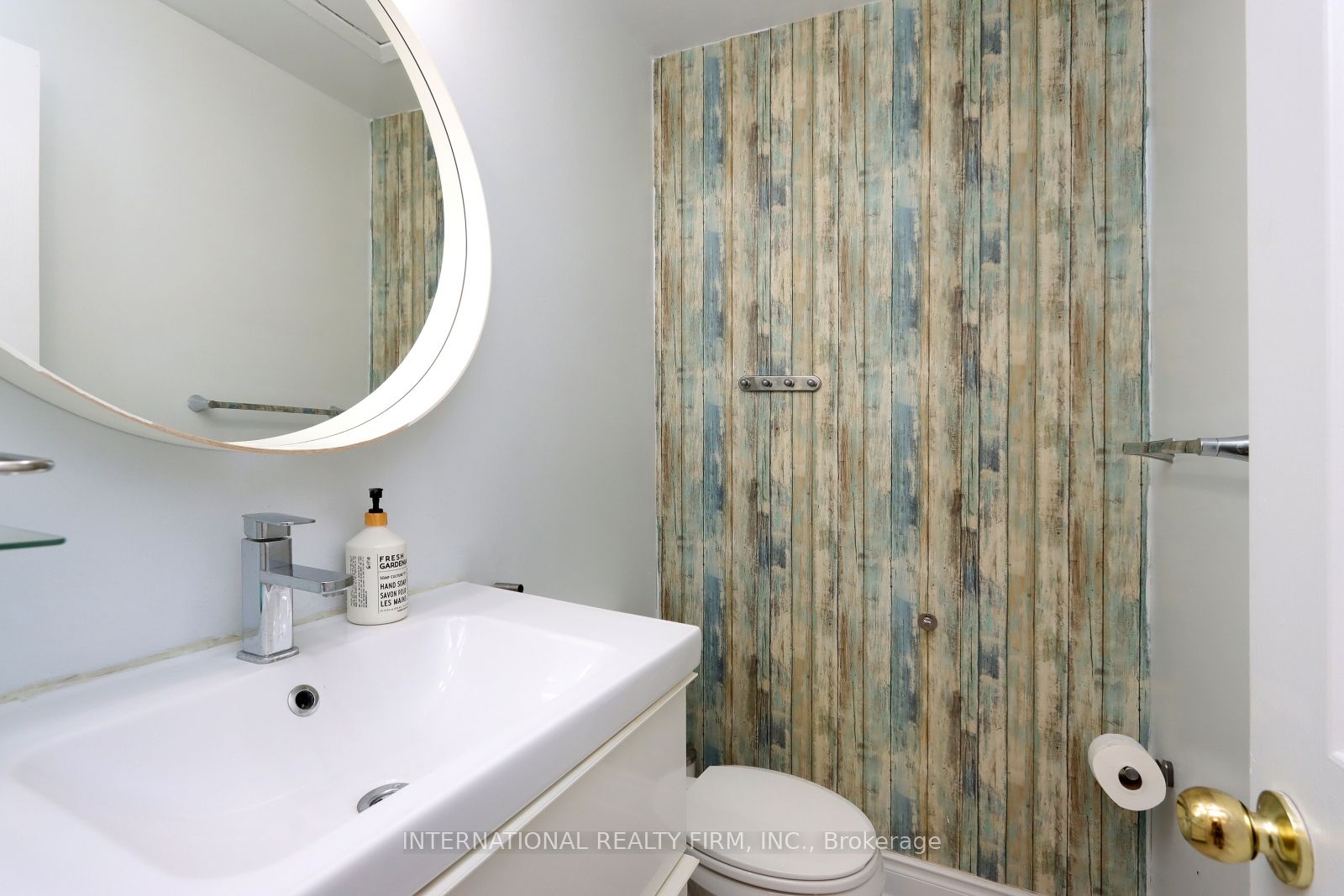 3352 Queen Frederica Drive