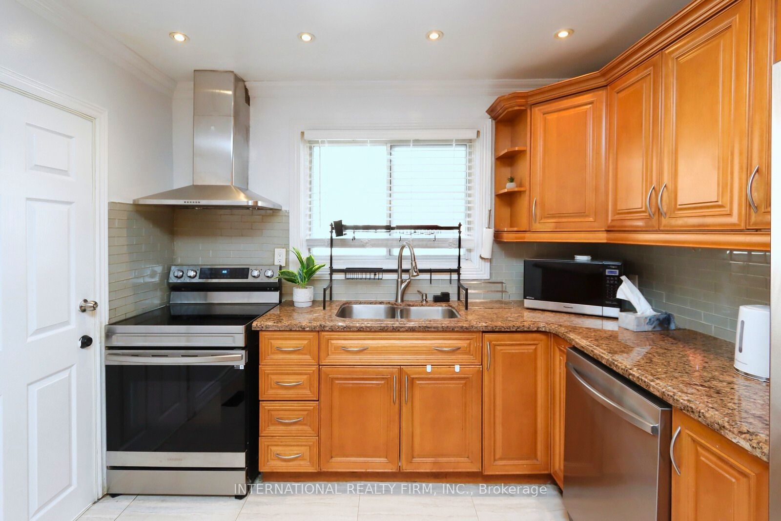 3352 Queen Frederica Drive
