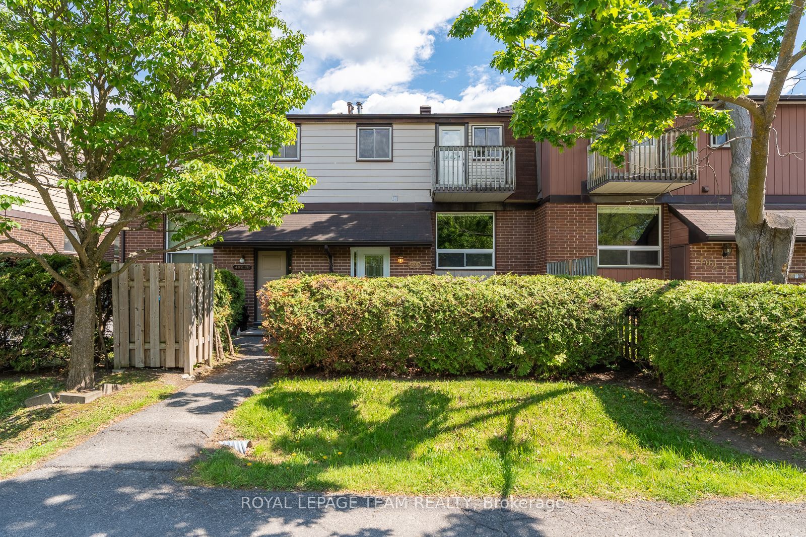 Photo 1 of 29 — 402 Montfort Street 9, Vanier and Kingsview Park, ON K1L 8G7