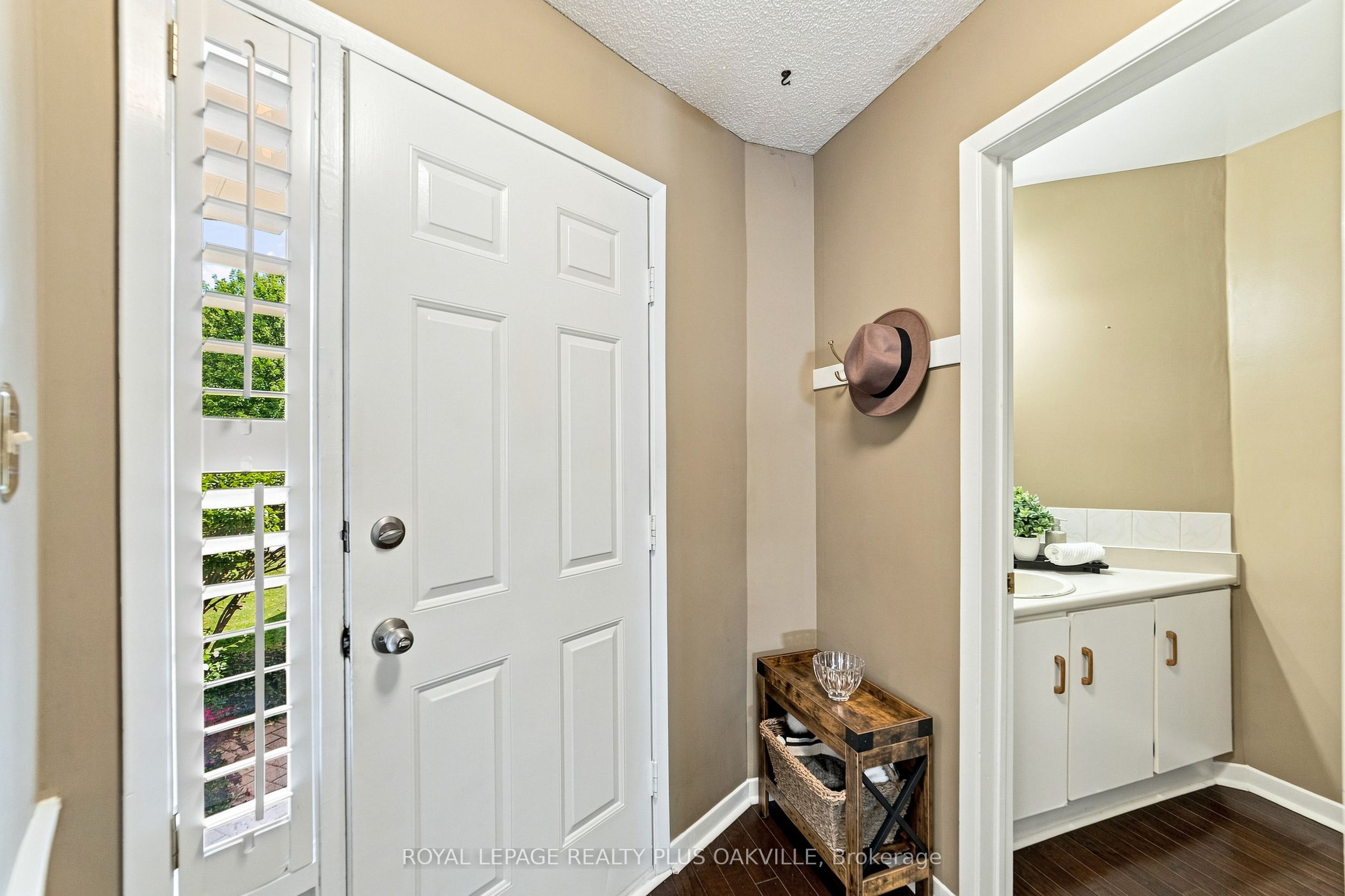 1221 Hedgestone Crescent