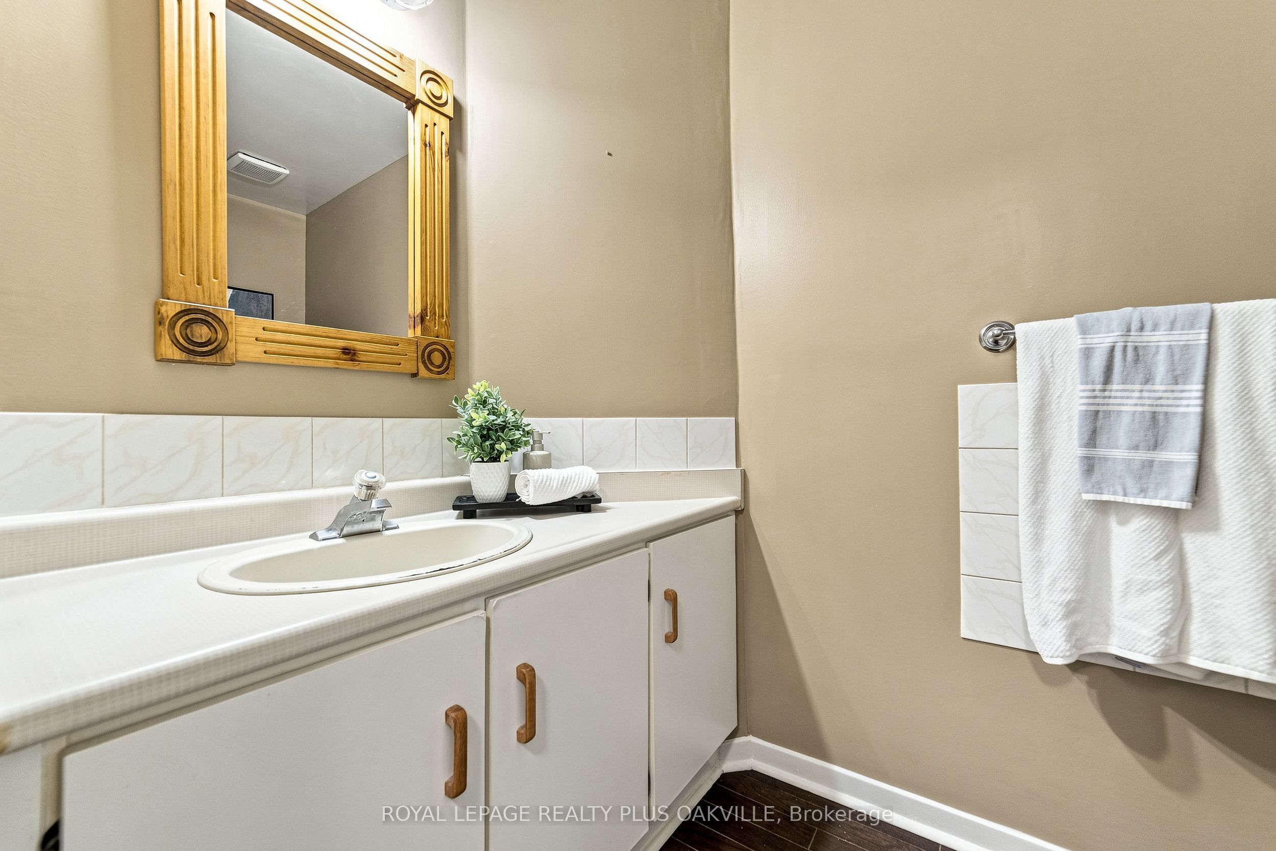 1221 Hedgestone Crescent