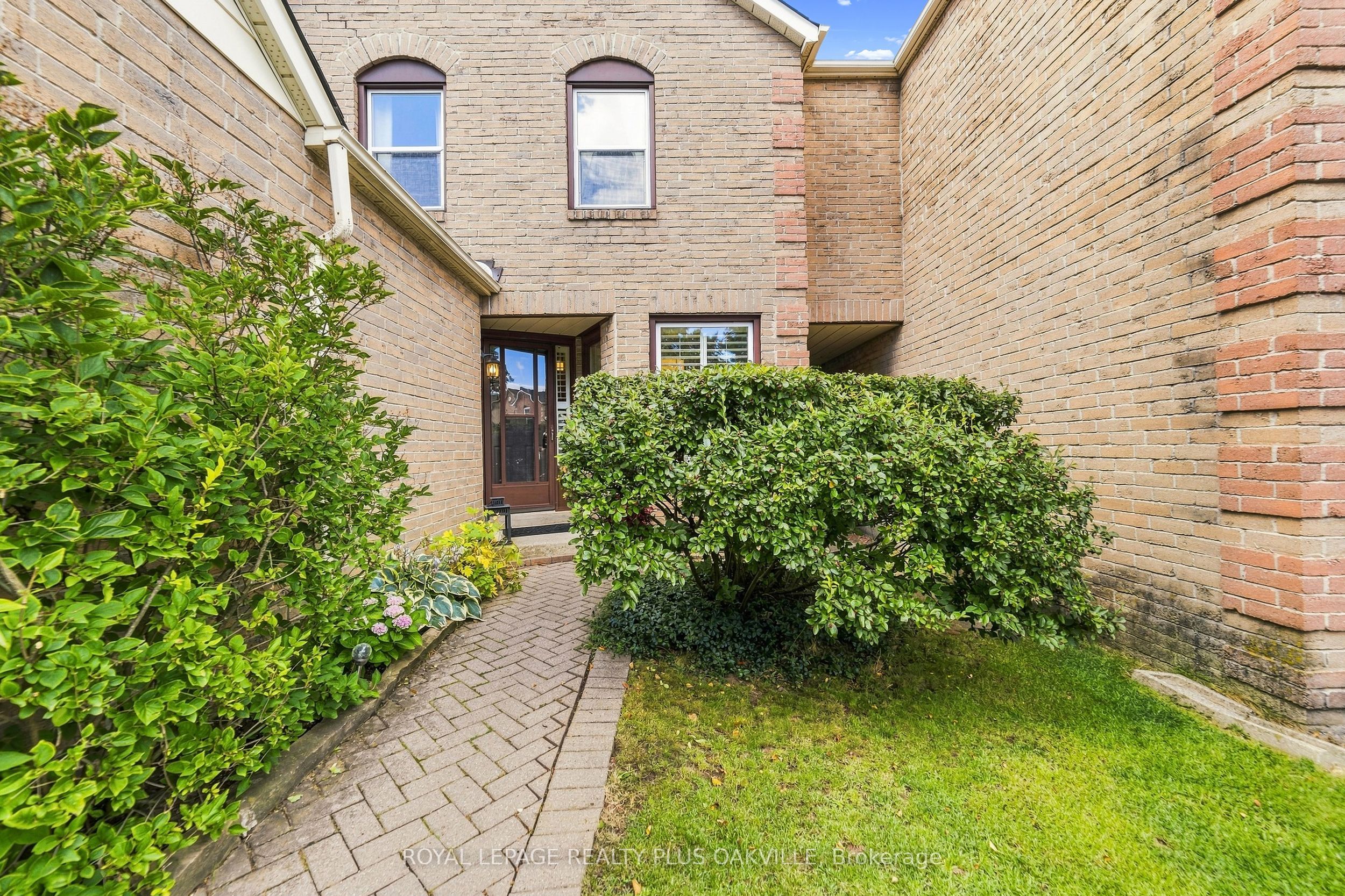 1221 Hedgestone Crescent