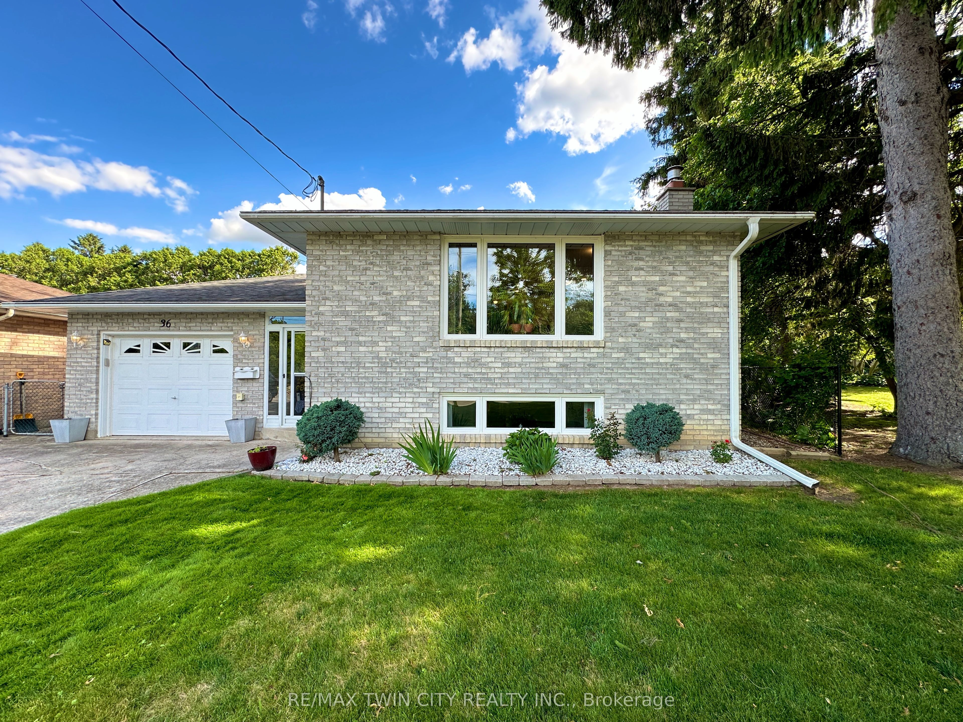 36 Oakhill Drive N