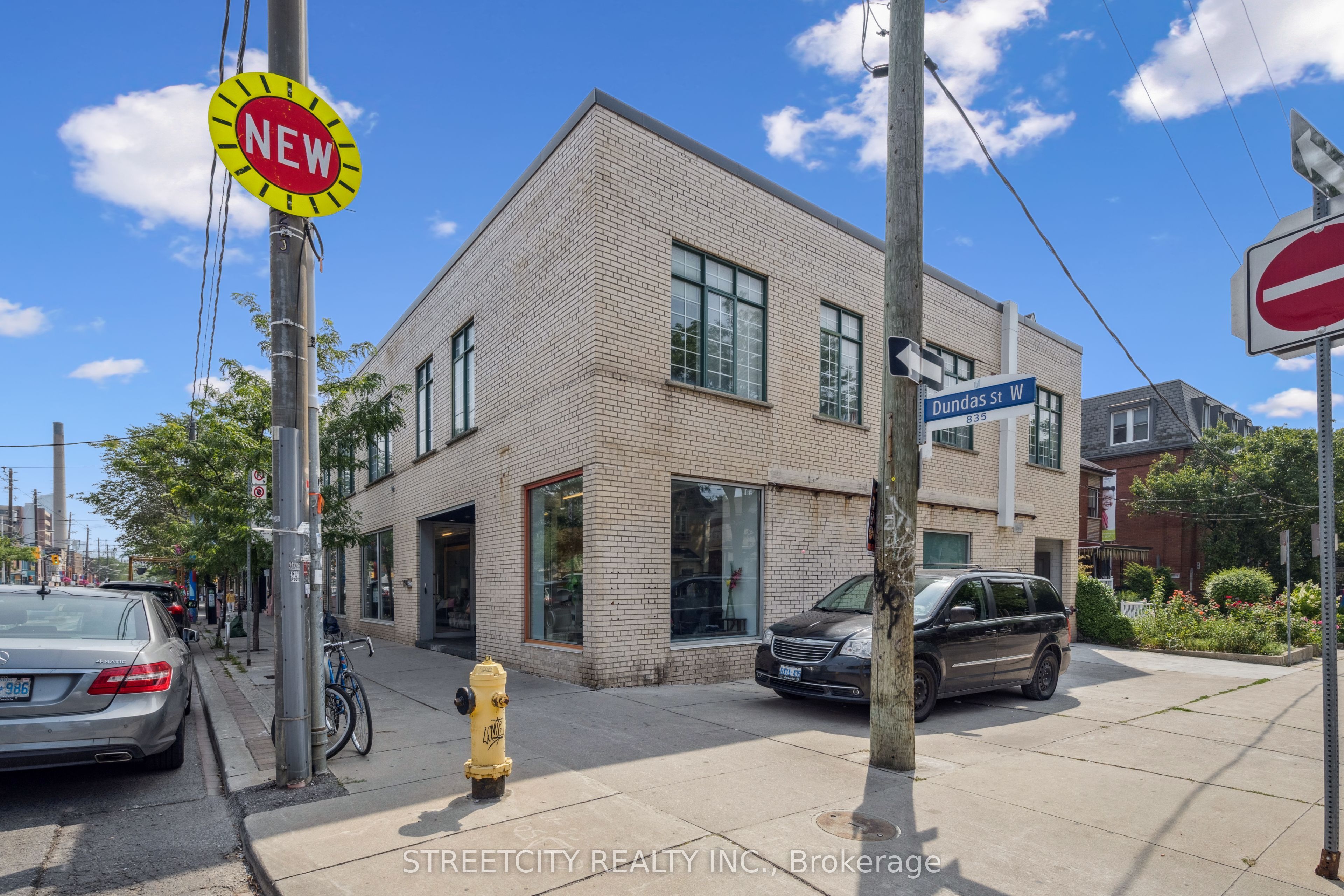 837 Dundas Street W