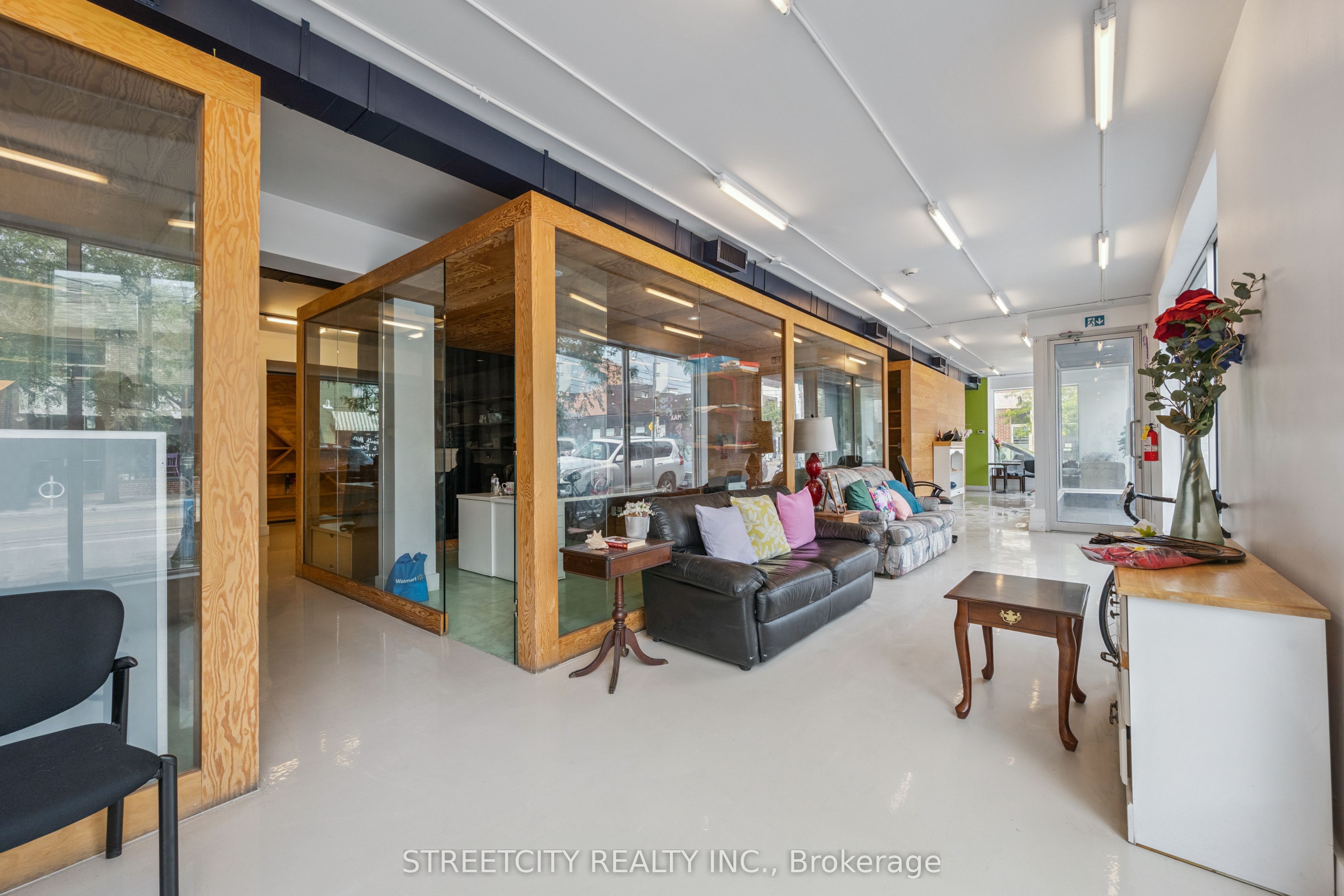 837 Dundas Street W
