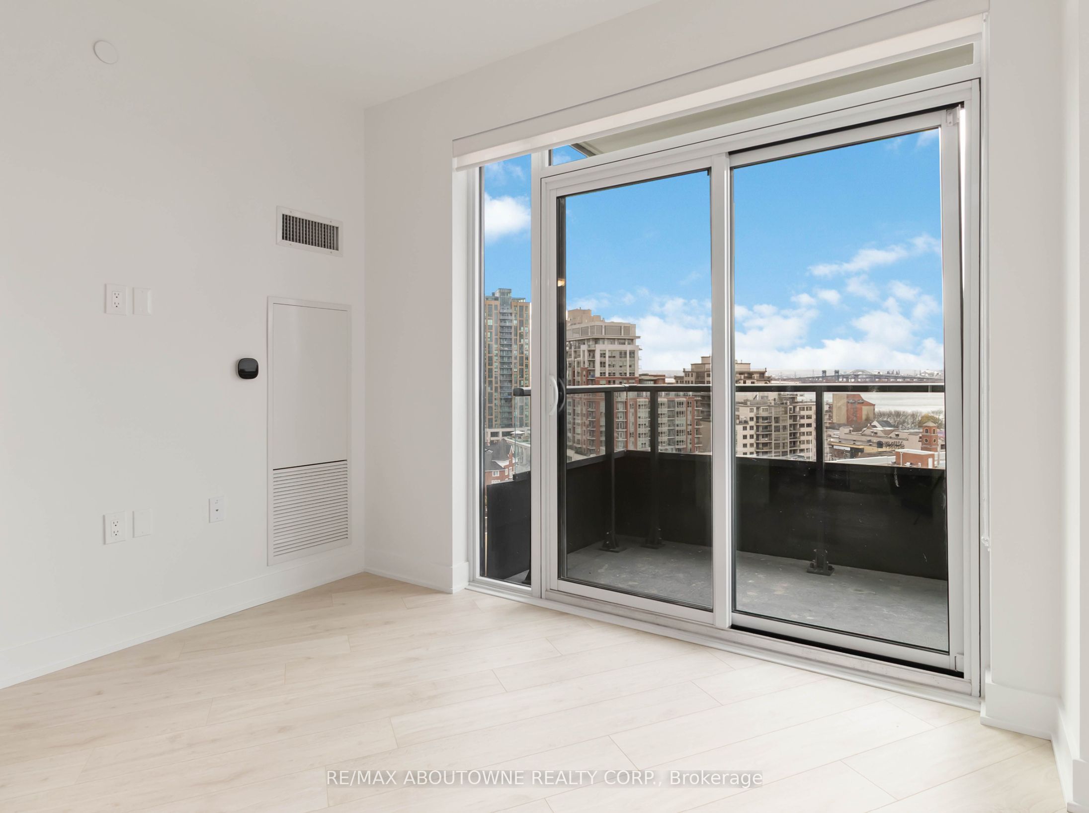 2088 James Street 909