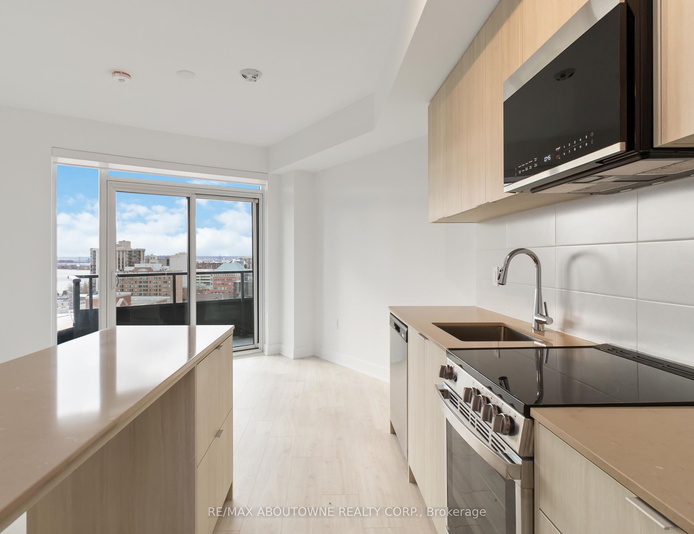 2088 James Street 909