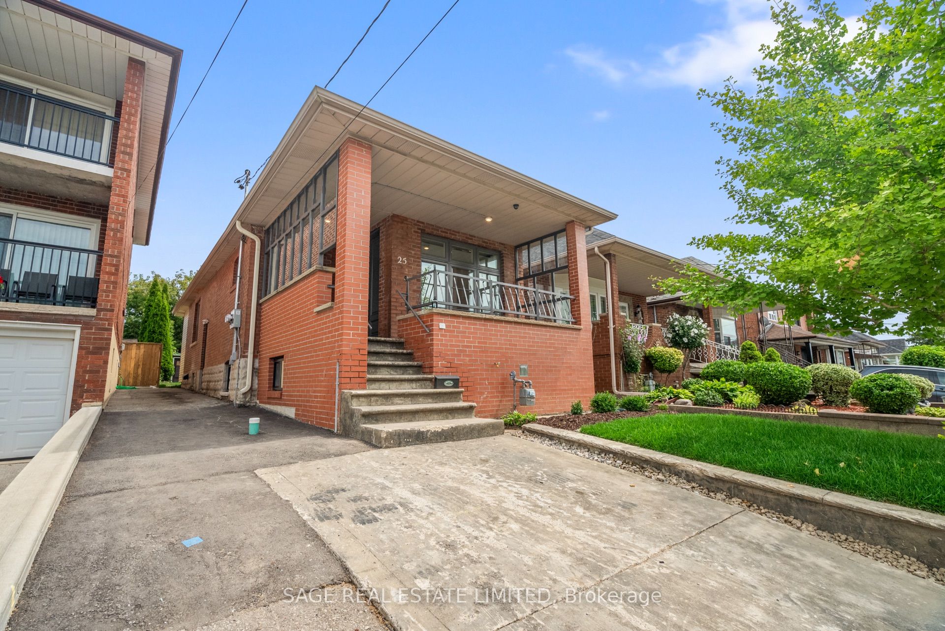 Photo 1 of 50 — 25 Chamberlain Avenue, Toronto, ON M6E 4J7