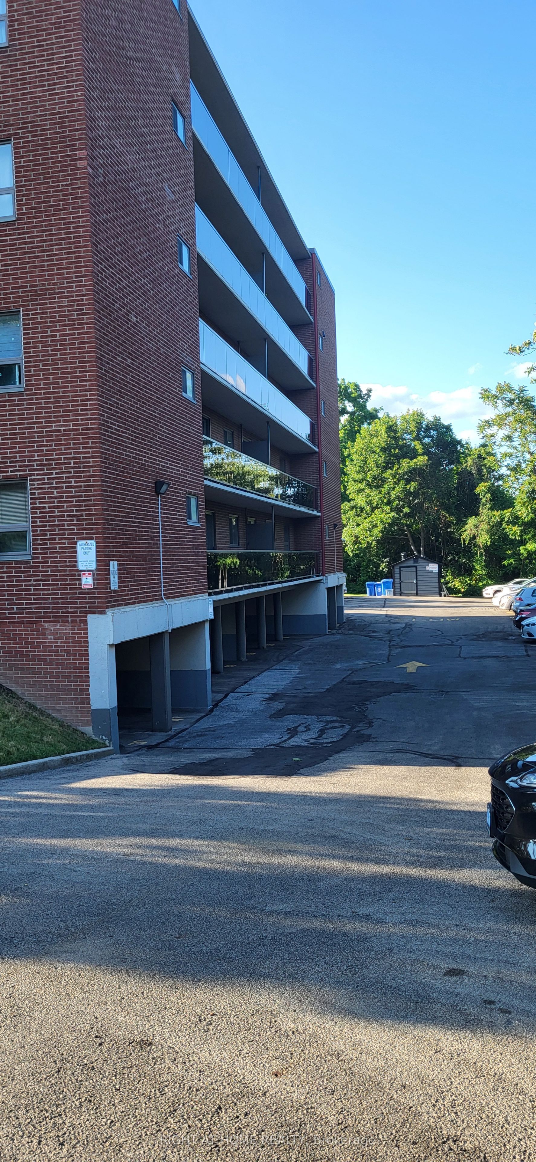2373 King Street E 26