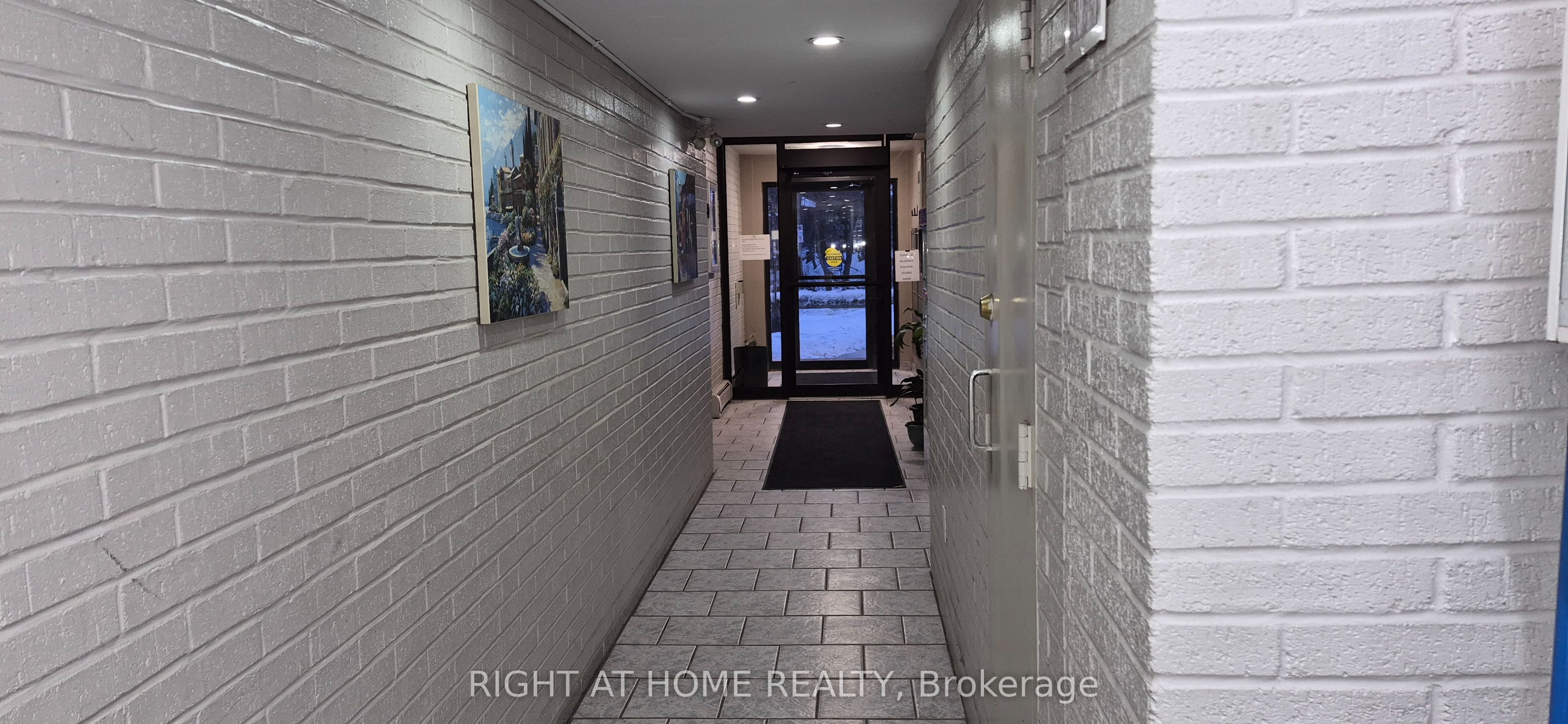 2373 King Street E 26