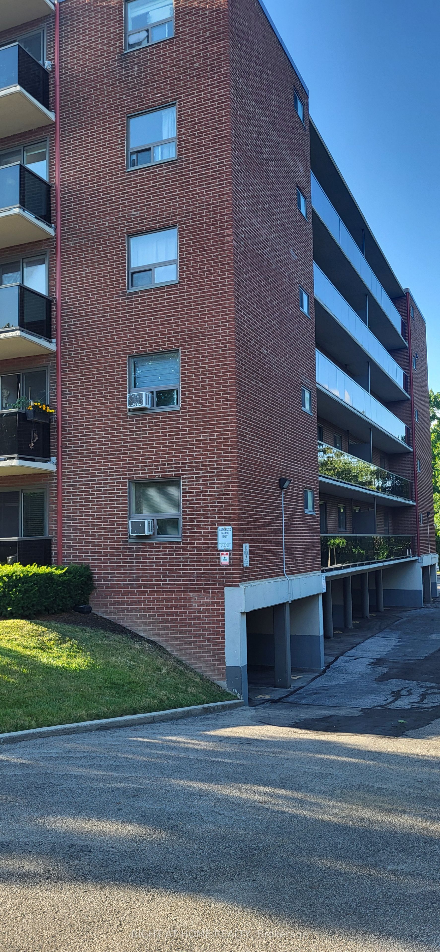 2373 King Street E 26