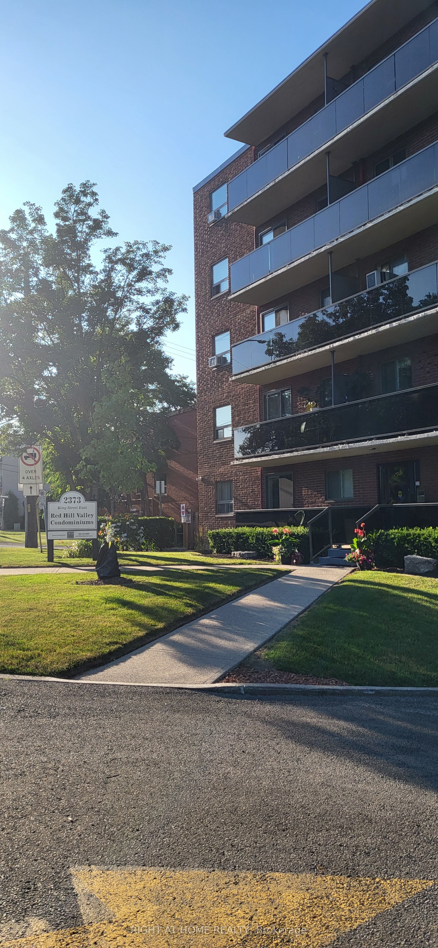 2373 King Street E 26