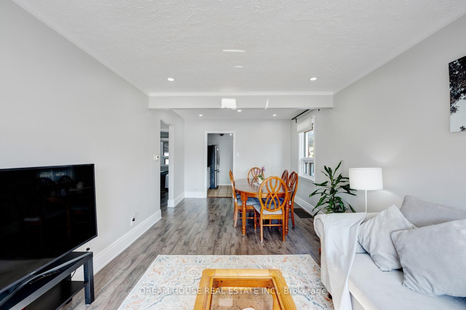 3256 St Clair Avenue E