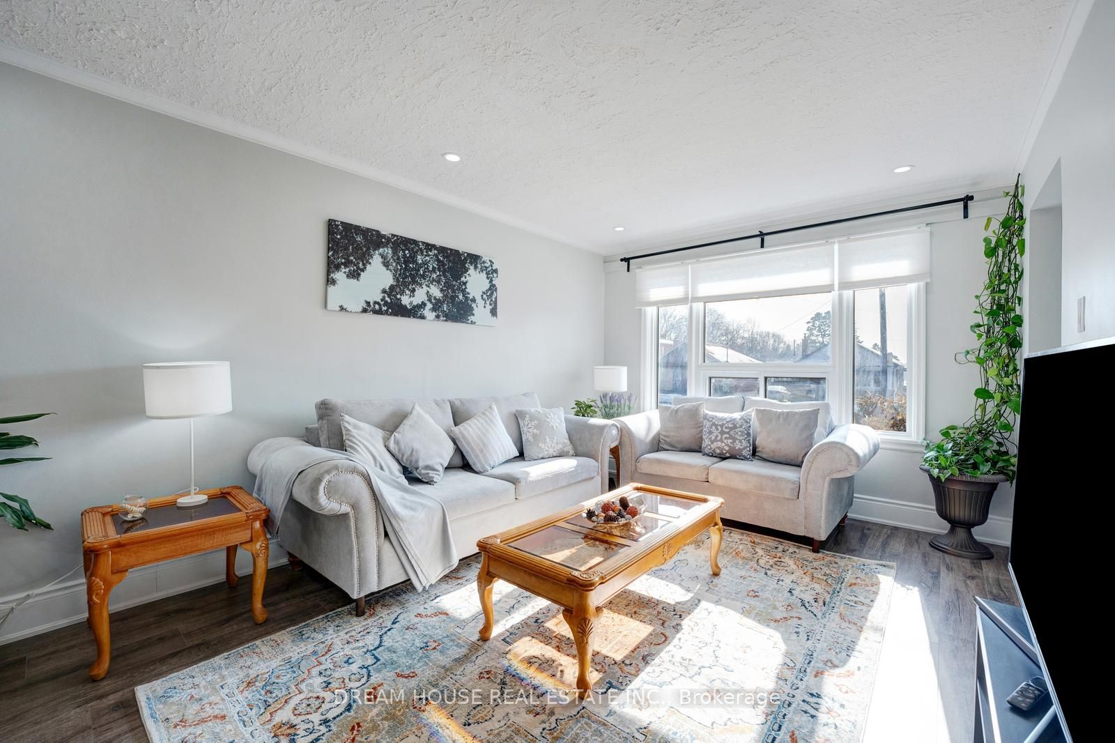 3256 St Clair Avenue E