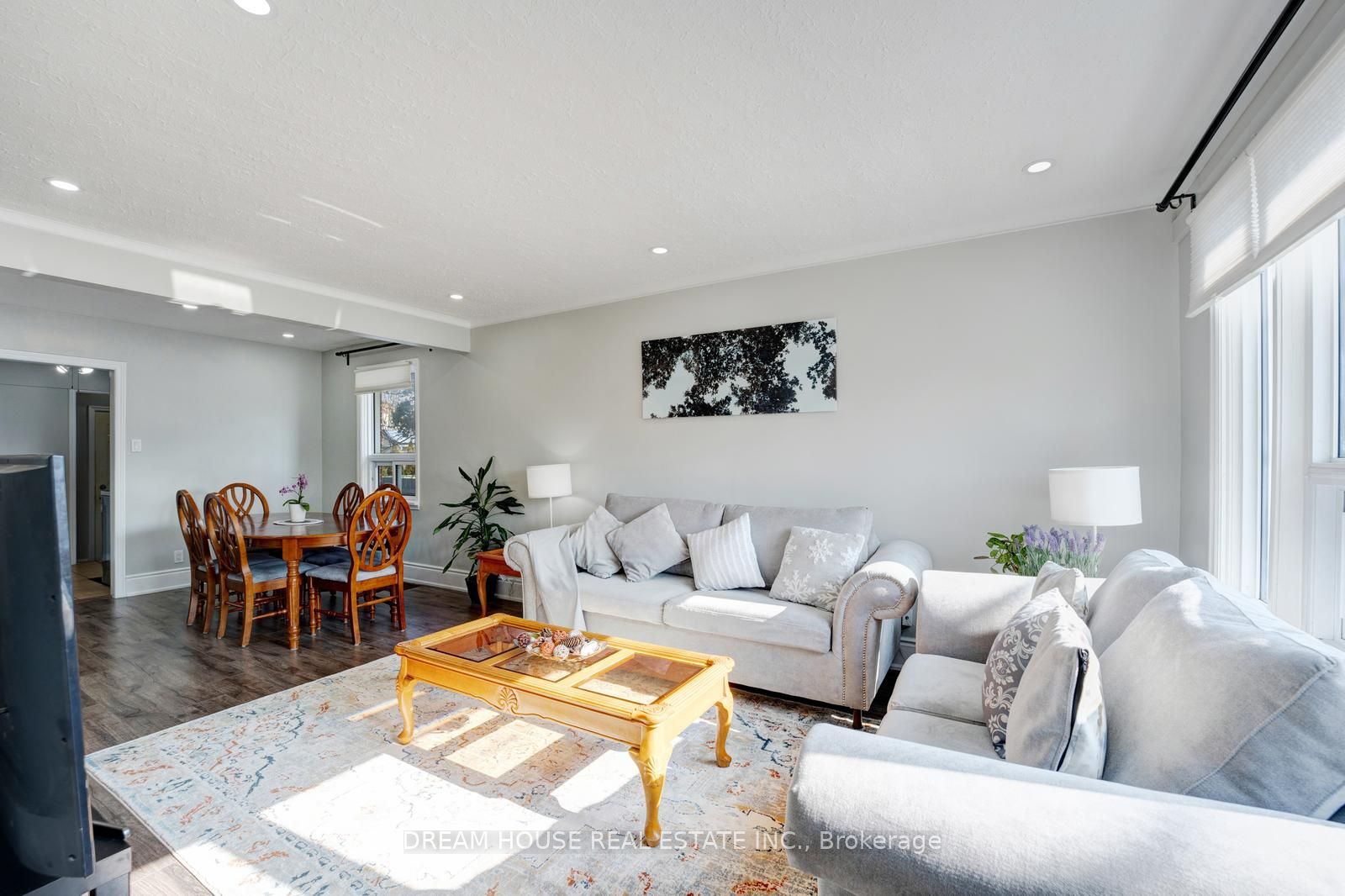 3256 St Clair Avenue E