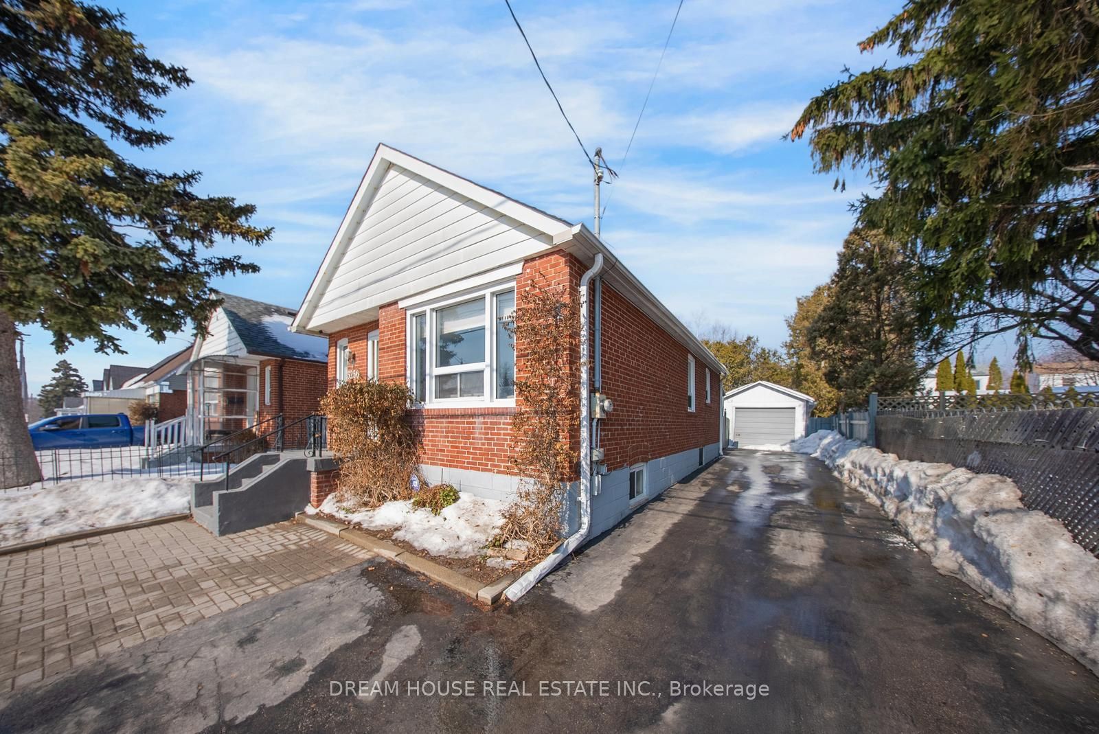 3256 St Clair Avenue E