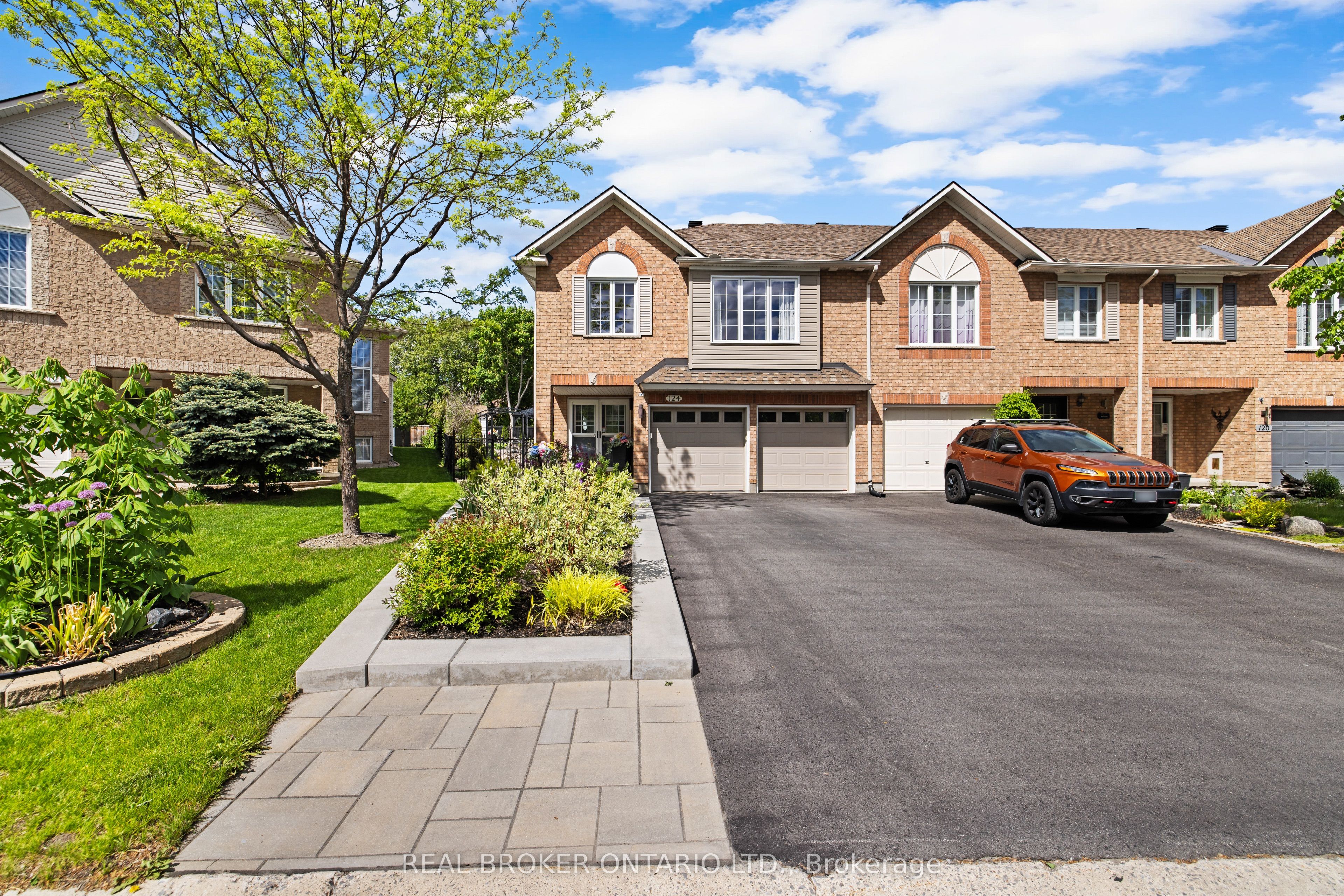 Photo 1 of 50 — 124 Macassa Circle, Kanata, ON K2T 1J9