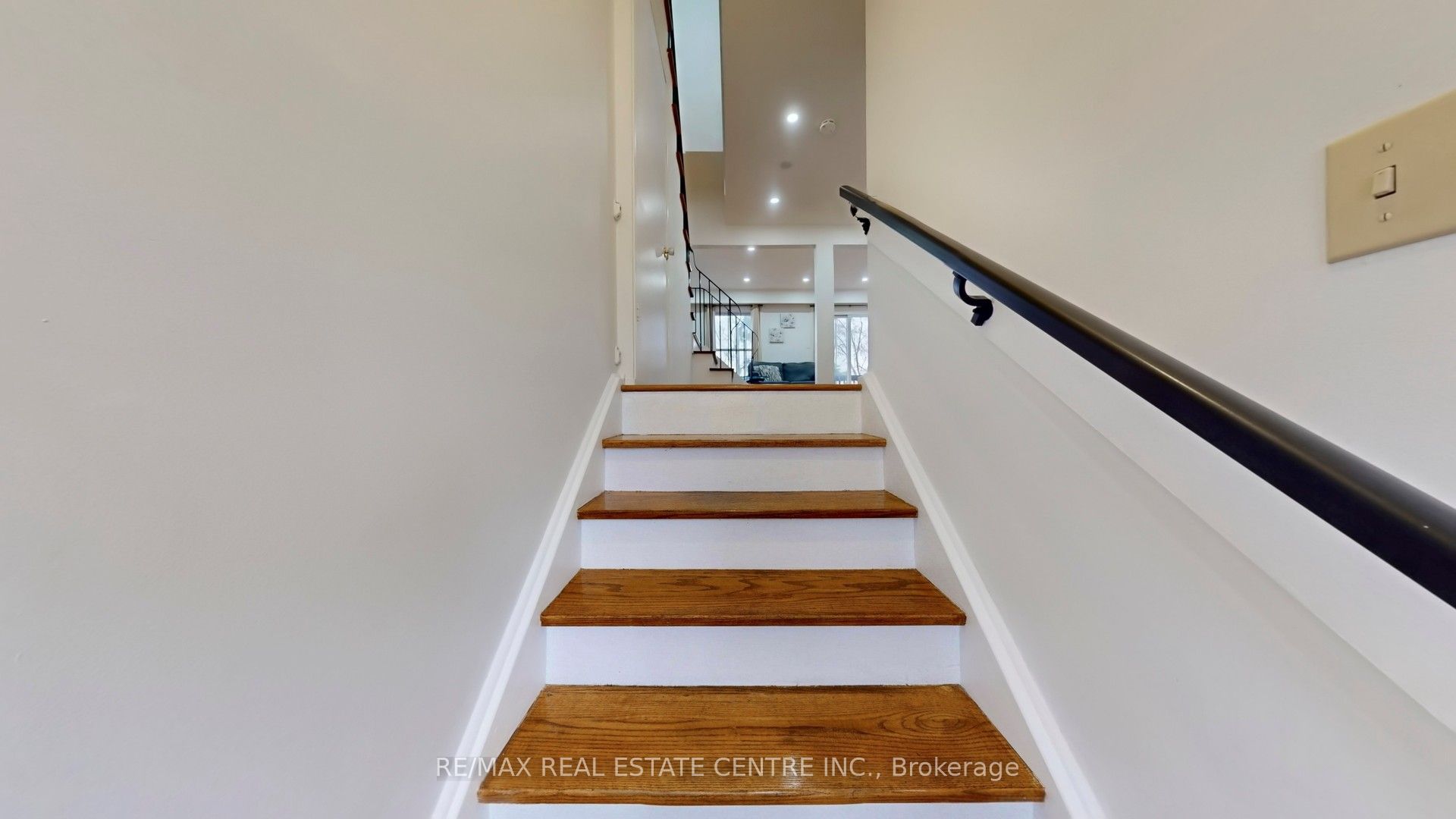 355 Ontario Street N