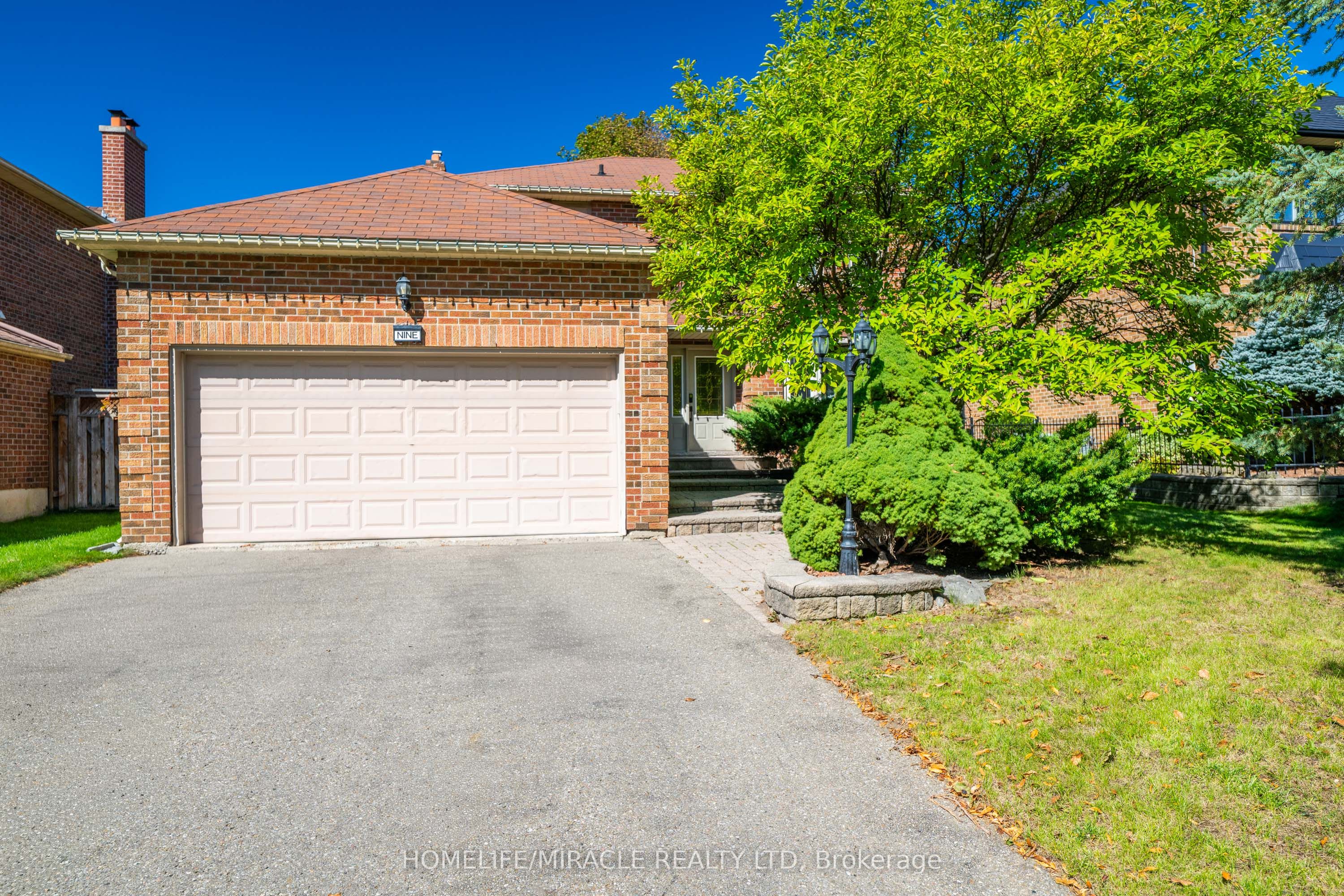 9 Iris Crescent