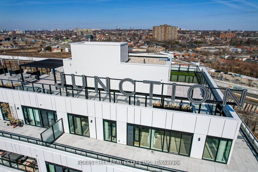 Photo of 2720 Dundas Street W #401, Toronto, ON M6P 0C3 (MLS # W12374777)