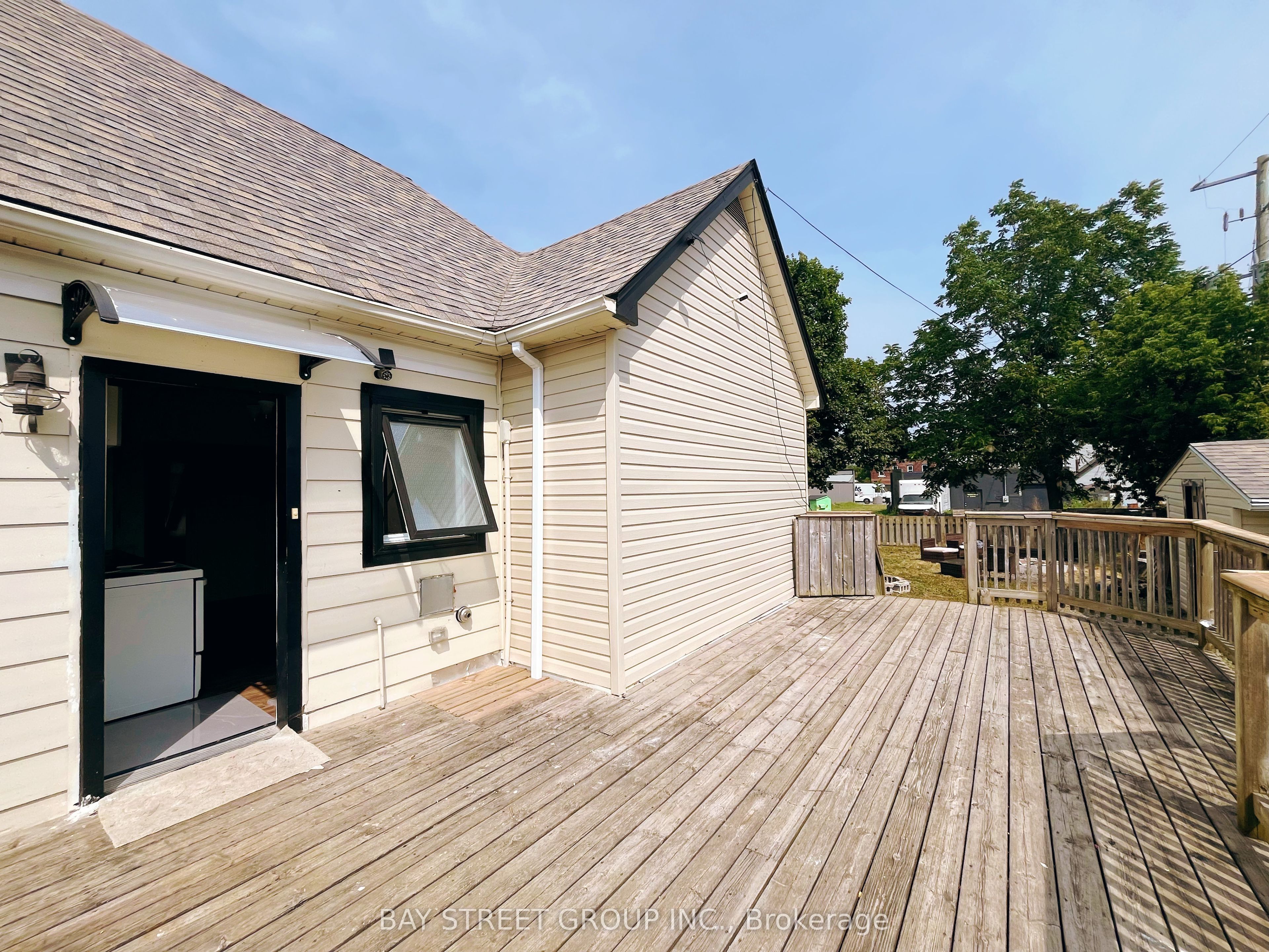 Entrance & Exclusive Deck