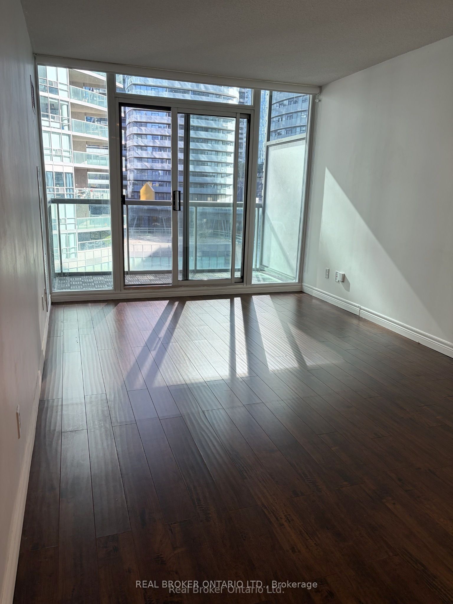 51 Lower Simcoe Street 605