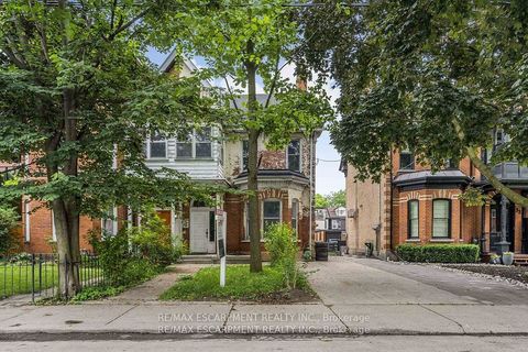 35 Beaconsfield Avenue 4 Toronto ON M6J 3J1