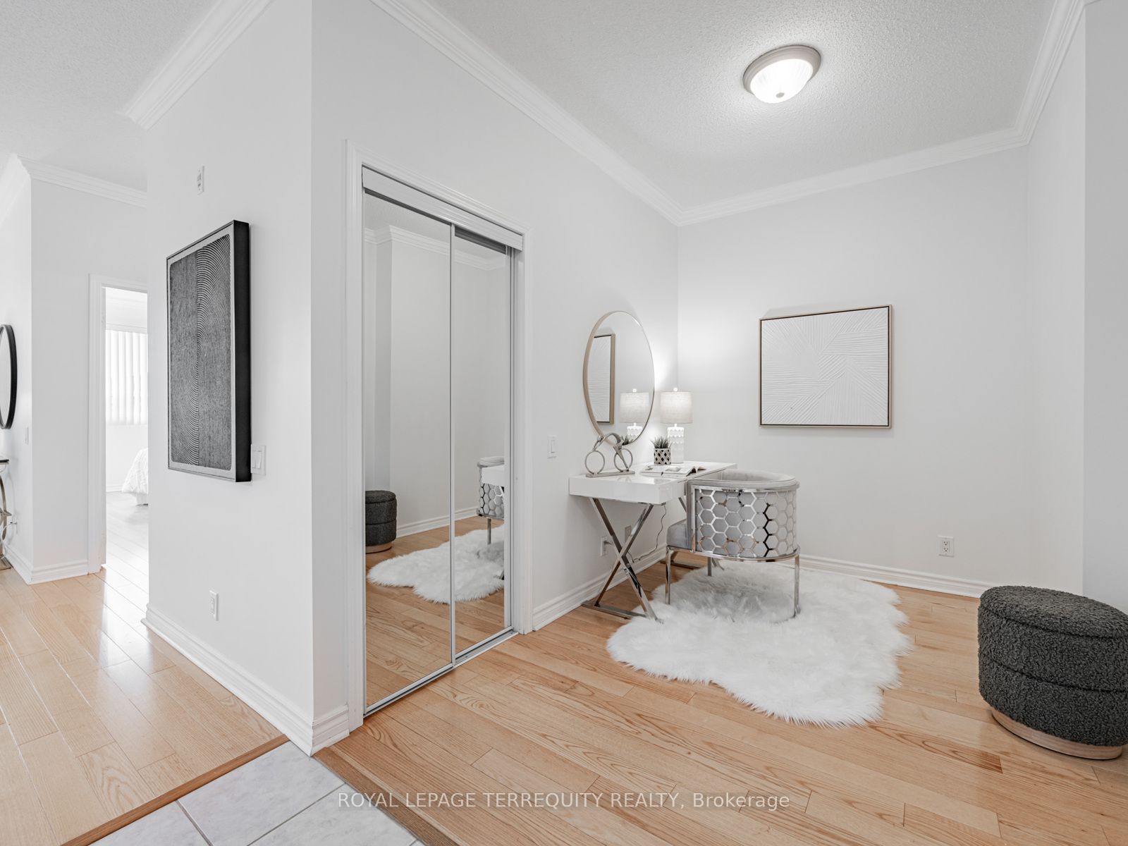 11121 Yonge Street 215