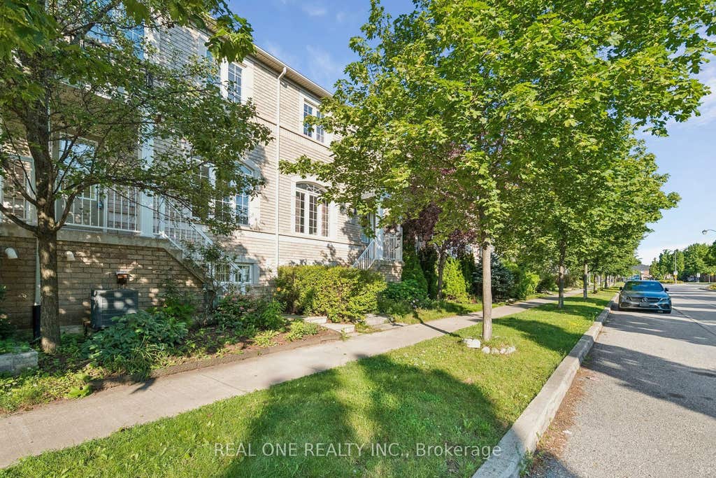 Photo of 2350 Sutton Drive, Burlington, ON L7L 6Y8 (MLS # W13648374)