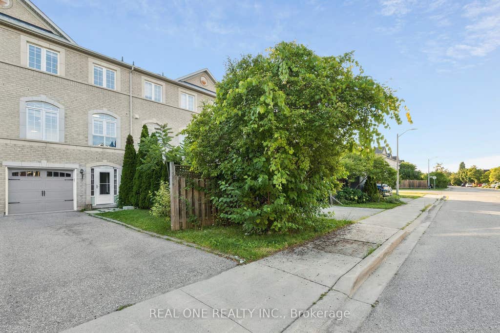 Photo of 2350 Sutton Drive, Burlington, ON L7L 6Y8 (MLS # W13648374)