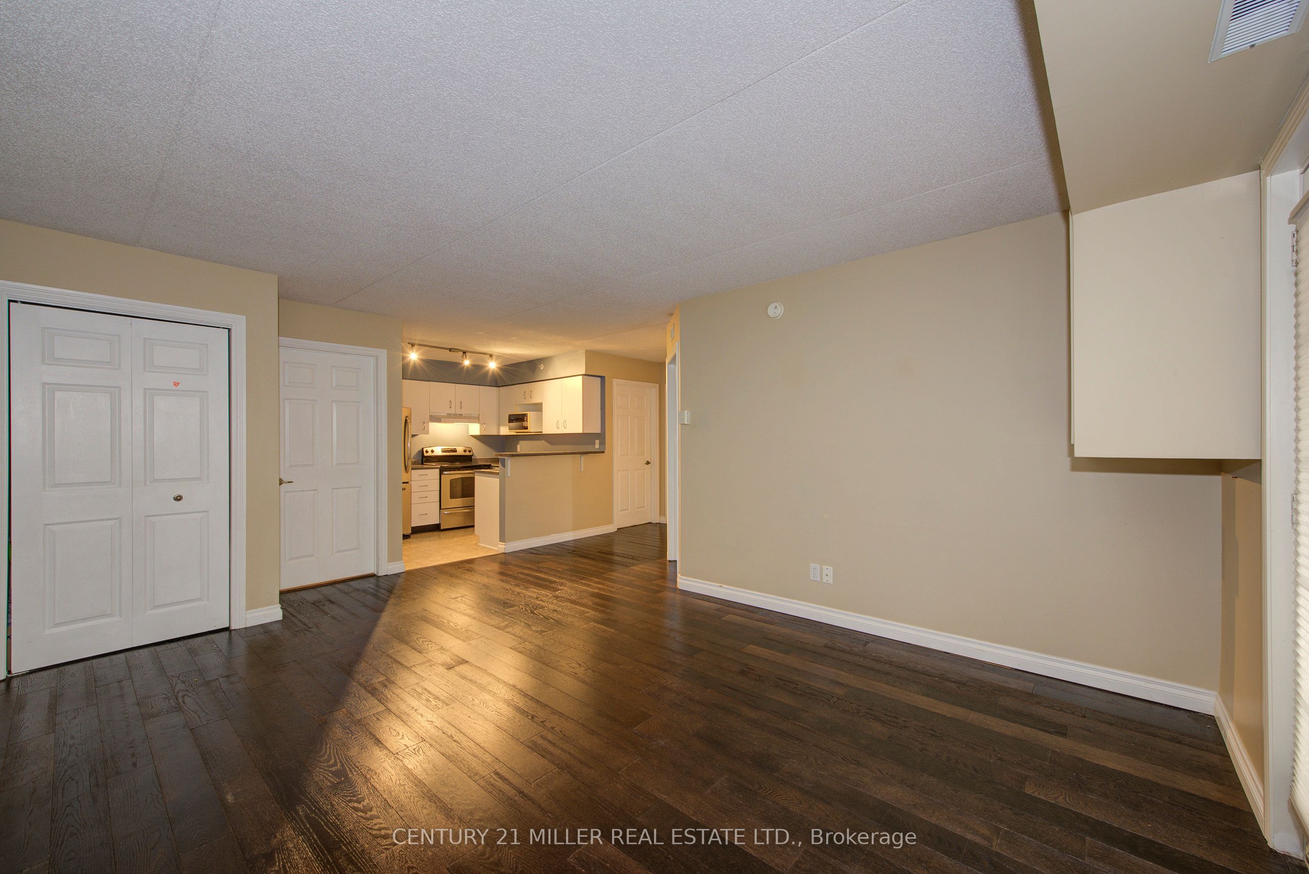 1451 Walkers Line 206