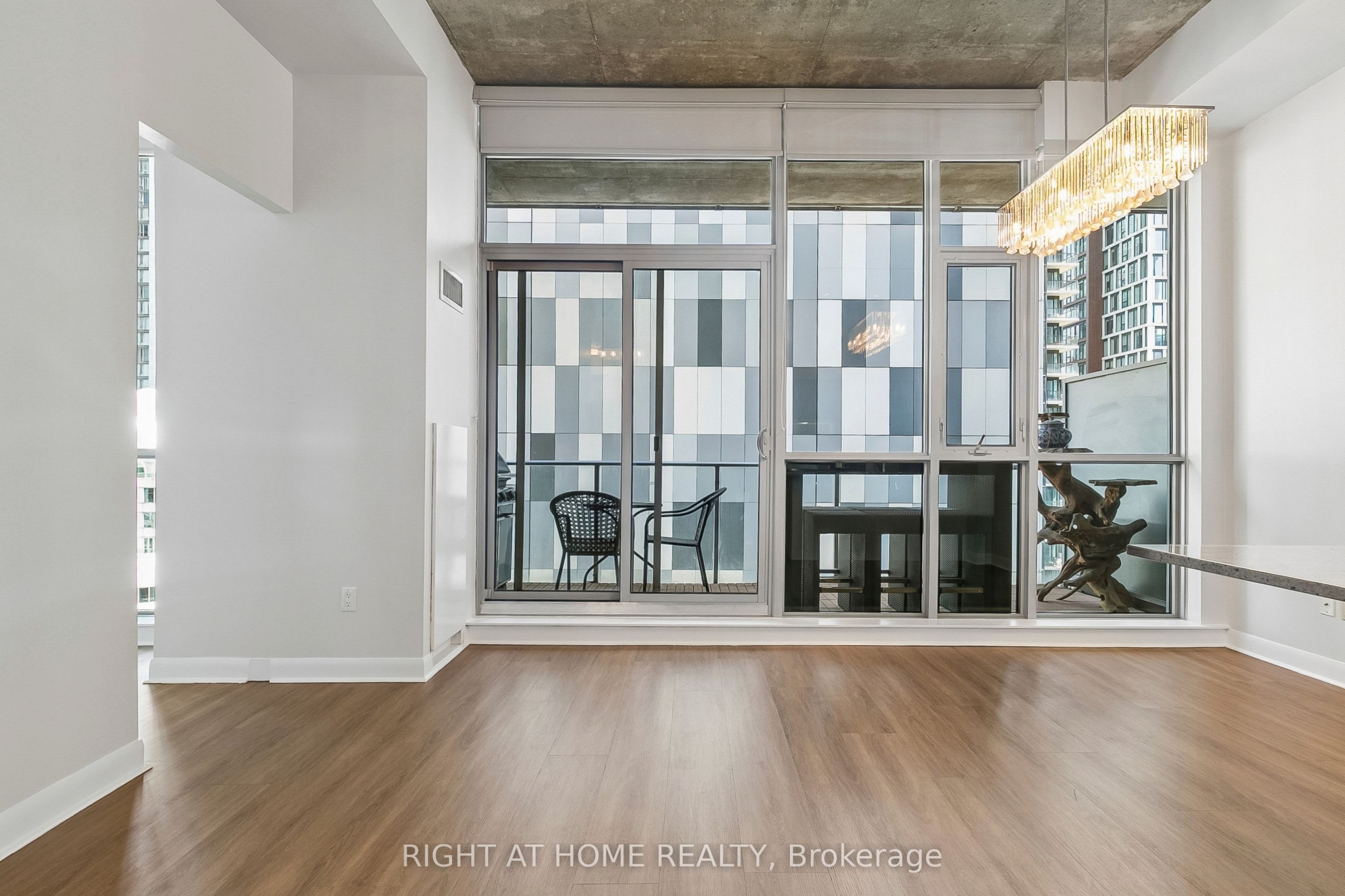 375 King Street W 1606