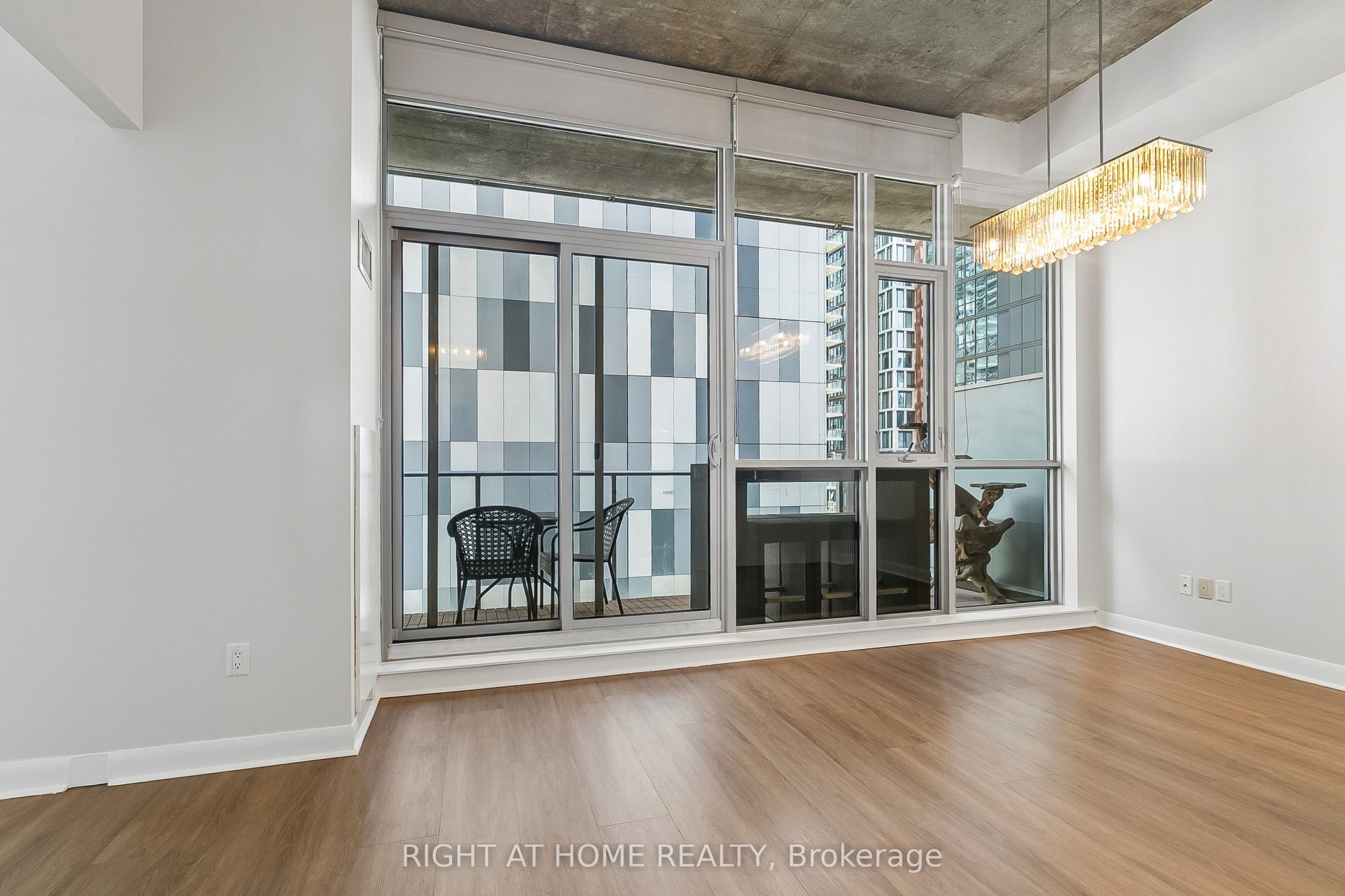 375 King Street W 1606