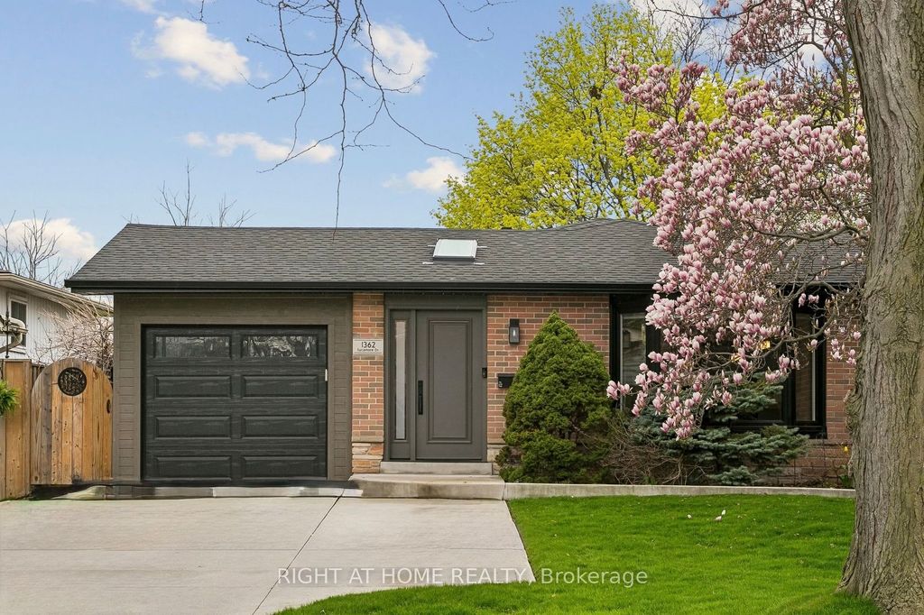 Photo of 1362 Sycamore Drive, Burlington, ON L7M 1H2 (MLS # W13075990)