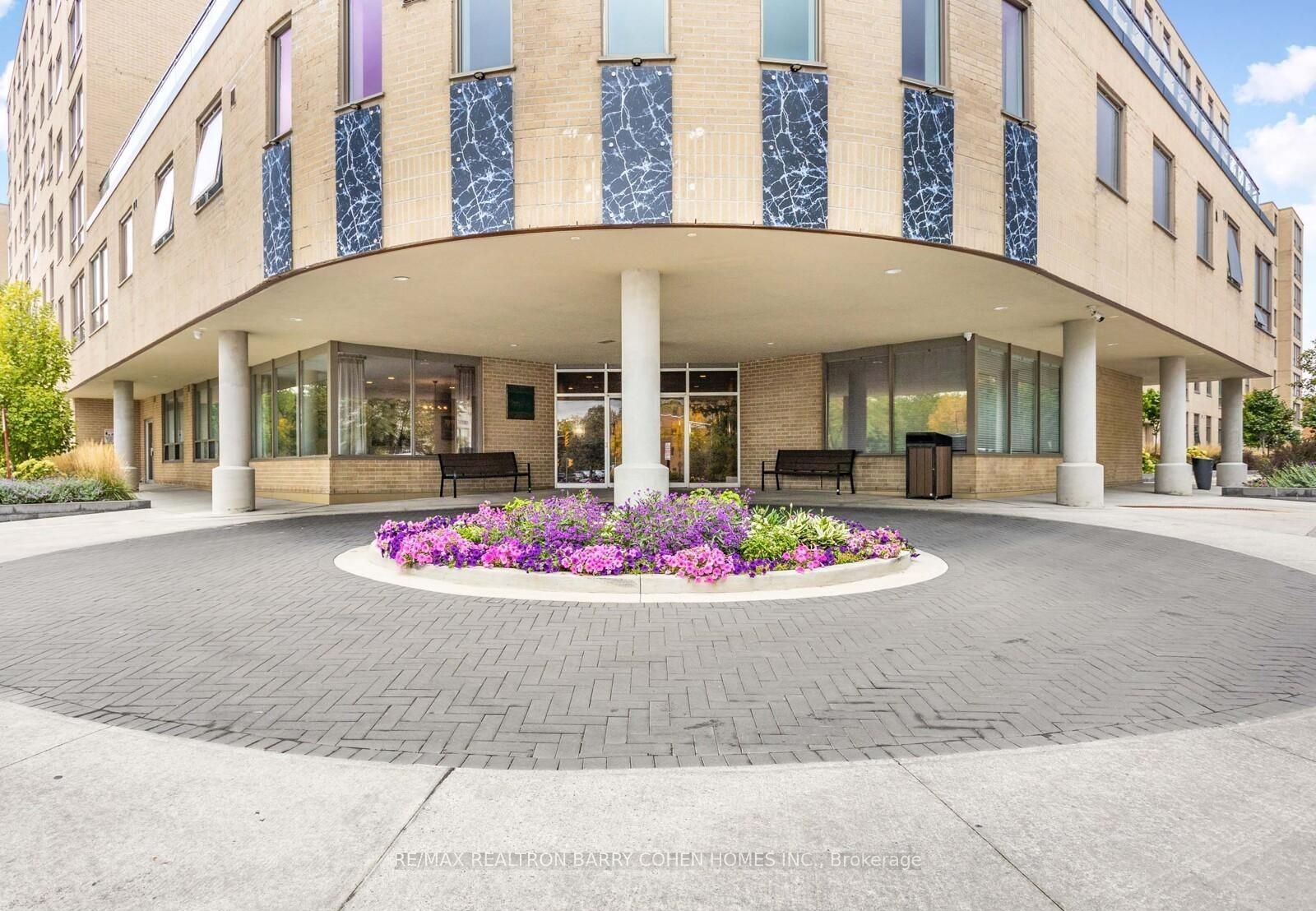 Photo 1 of 30 — 326 Major Mackenzie Drive E 404, Richmond Hill, ON L4C 8T4
