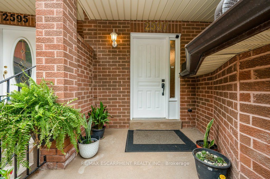 2597 Addingham Crescent
