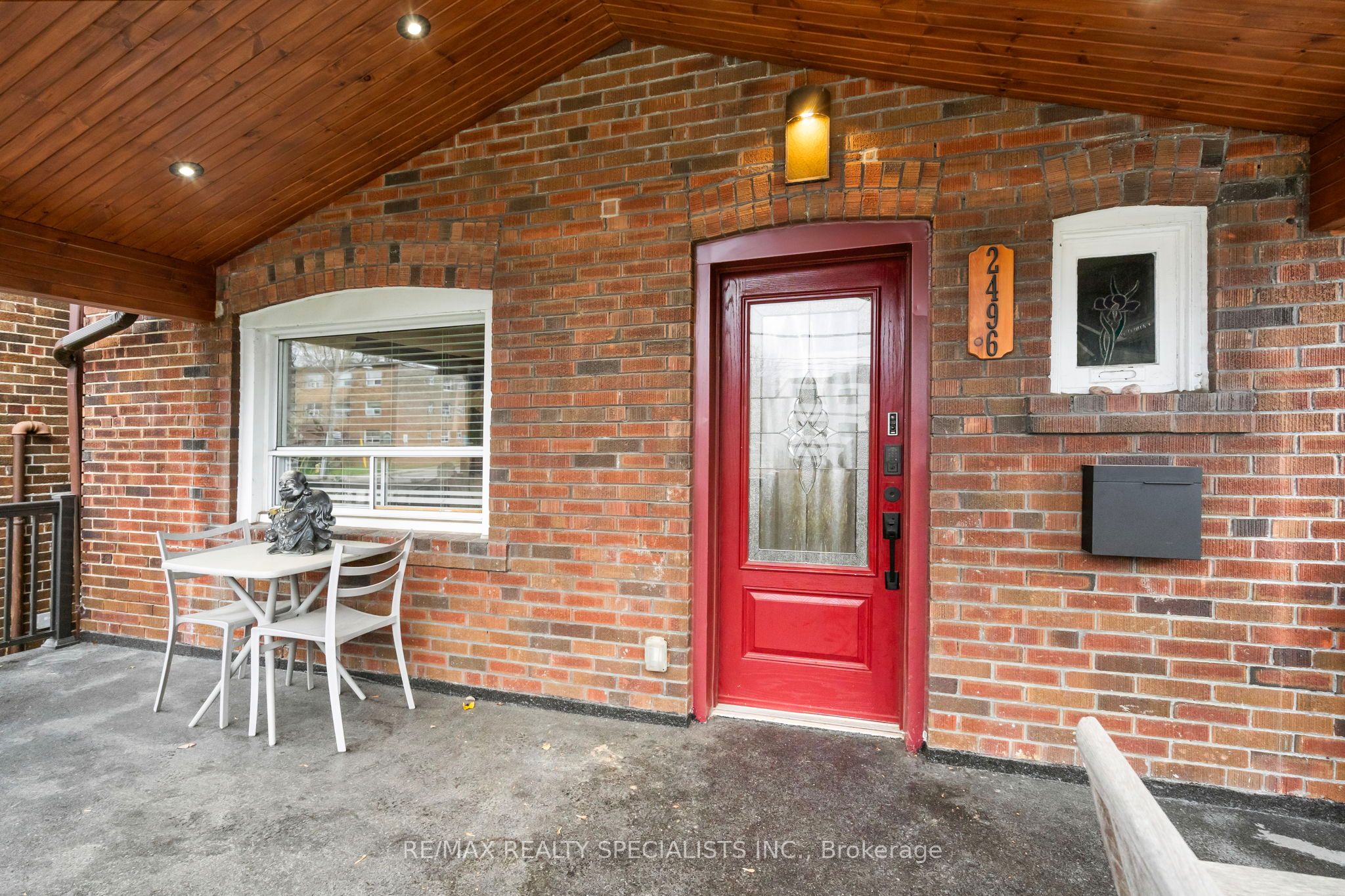 2496 Lake Shore Boulevard W Main & Upper