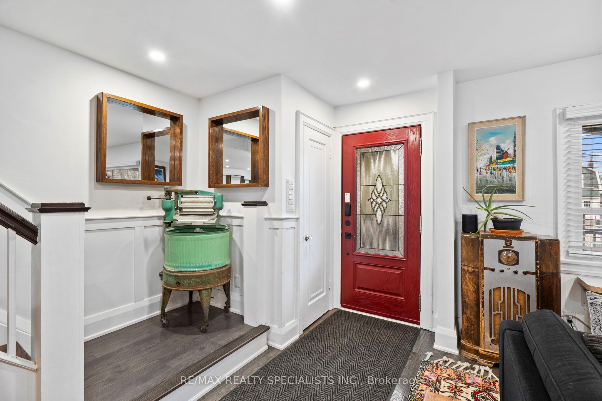 2496 Lake Shore Boulevard W Main & Upper